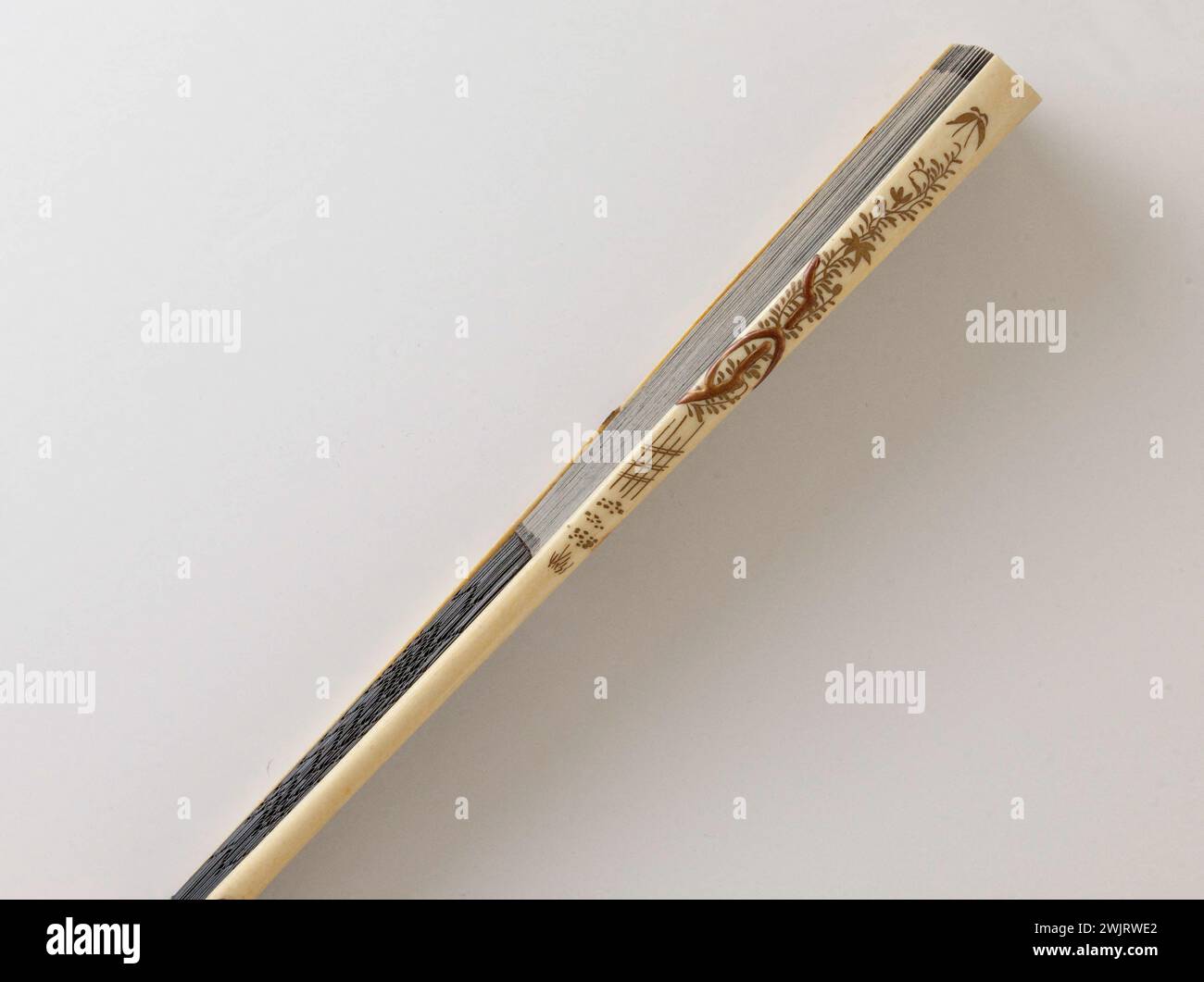 EVENTAIL. Motif de semis de fleurs stylisées. Papier, ivoire, bambou. Paris, musée Carnavalet. EVENTAIL : semis de fleurs stylisées accessoire de mode, Eventail Banque D'Images