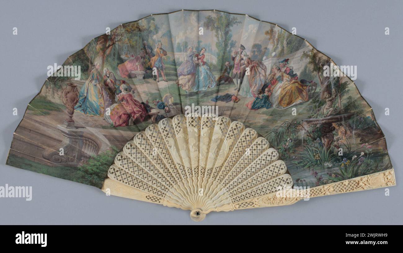 Gamme pliée, décor face à face : scène parc, gauche, escalier et droite, une fontaine, en arrière-plan, un mur avec arcades et château, 2 jeunes femmes sautent à la corde dansante surveillée par les autres invités. GAL1981.95.41A feuille de parement : papier gouache, bord de papier doré, gravé et répercussion, cadre en ivoire sculpté, panaches burgue, rivet métallique terminé par une pierre Banque D'Images