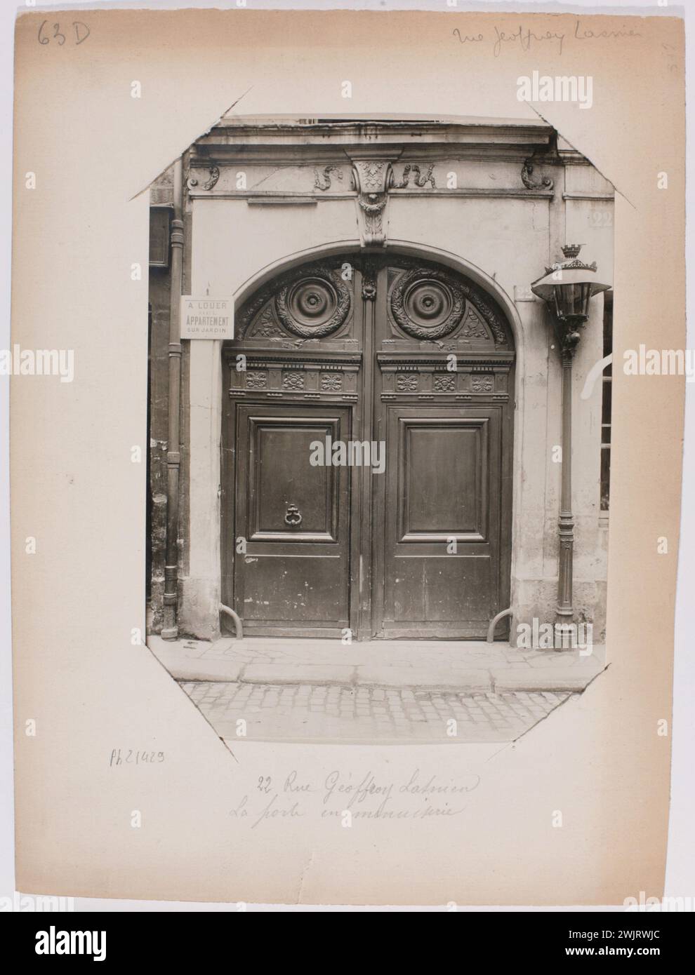 Lansiaux, Charles Joseph Antoine (n.1855-03-09-D.1939-04-06), porte de menuiserie, 22 rue Geoffroy Lasnien, 4ème arrondissement, Paris (titre factice), 1917, gélatino-bromure d'argent sur papier. Musée Carnavalet, histoire de Paris. Banque D'Images