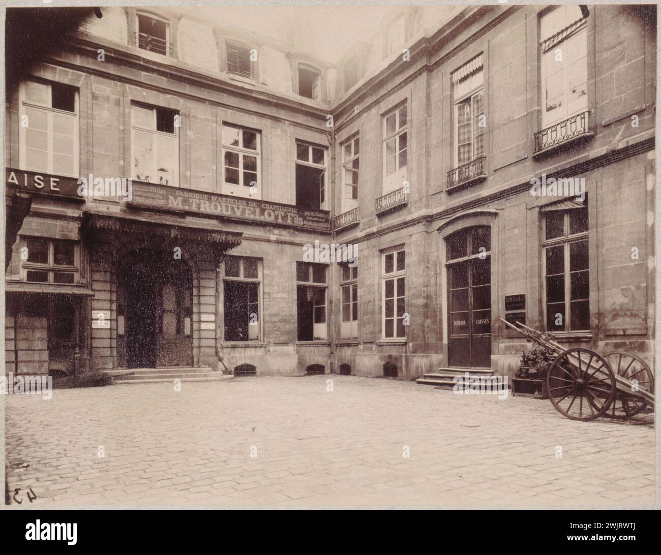 Ancien Hôtel de Choisy, rue Barbette. PARIS (III DISTRIBUTION), 8 JUILLET 1901. Photographie d'Eugène Atget (1857-1927). Paris, musée Carnavalet. 25623-9 ancien, voiturette, cour, Hôtel de Choisy, Hôtel particulier, le Marais, quartier du Marais, rue Barbette Banque D'Images