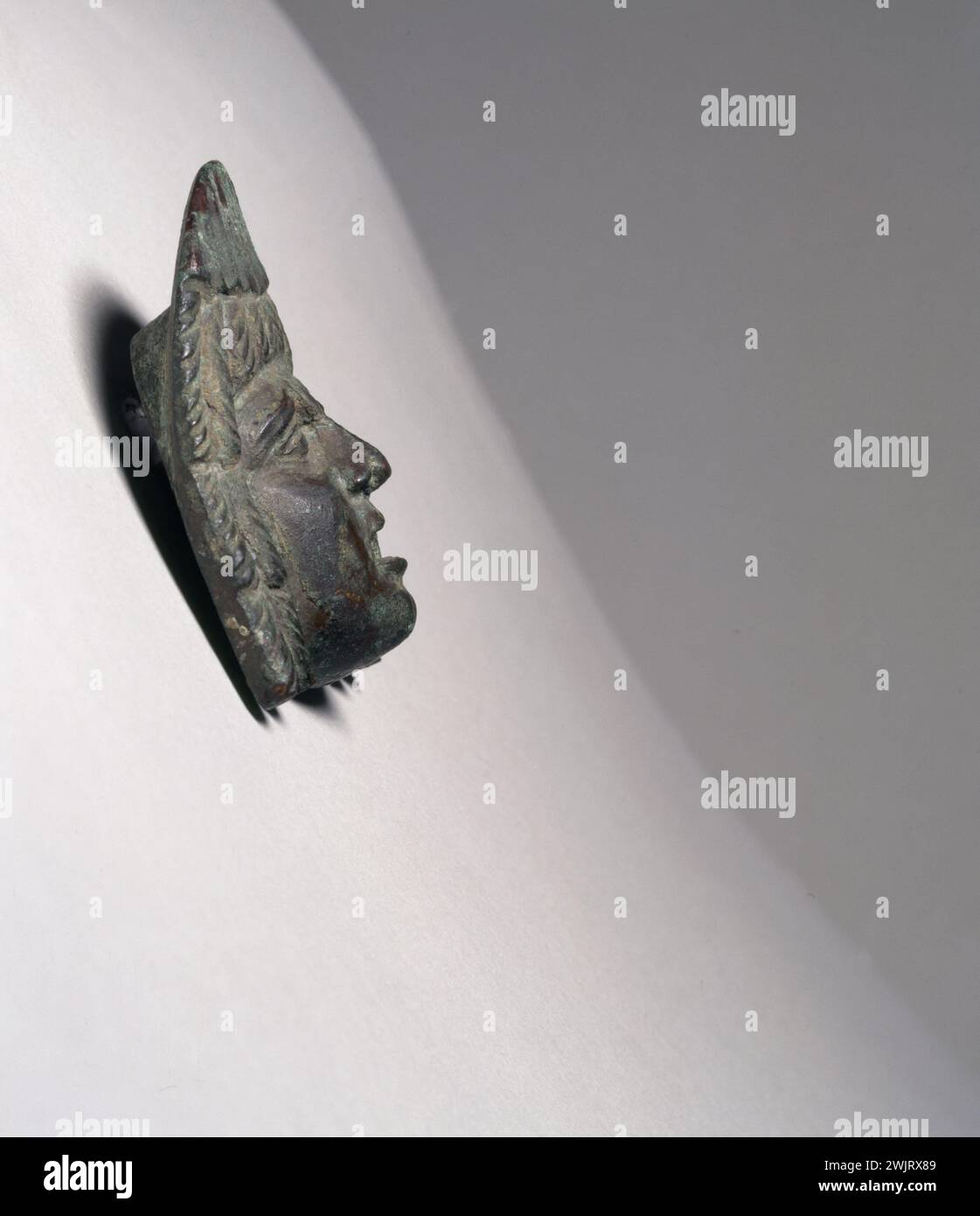 Masque tragique en bronze (côté gauche), époque romaine. Musée des Beaux-Arts de la ville de Paris, petit Palais. 51446-1 Bronze, cote de gauche, époque romaine, masque tragique, tragédie Banque D'Images