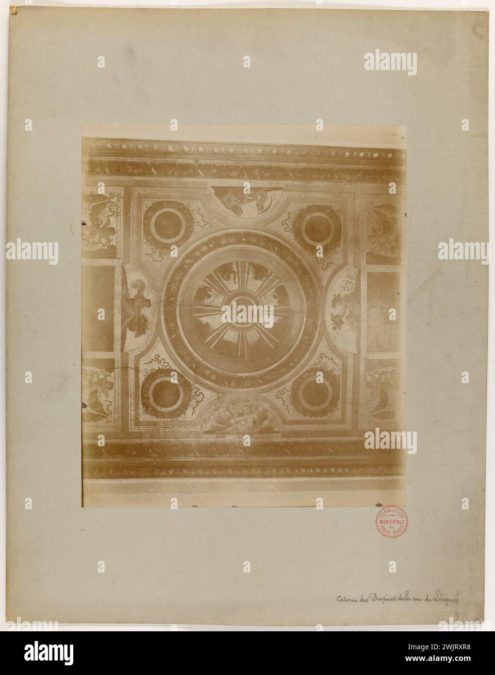 Anonyme. Caserne des pompiers rue de Sévigné. 'Décor peint des pompiers de la caserne rue de Sévigné, 4ème arrondissement, Paris'. Tirage de papier albumine. po. Paris, musée Carnavalet. 144162-1 Banque D'Images