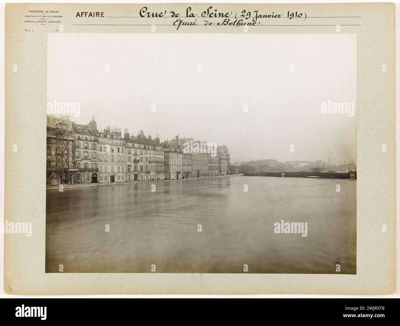 Identité judiciaire. Cas brut de Seine (29 janvier 1910) / Quai de Béthune. 'Vue du quai de Béthune pendant les crues de Seine, 4ème arrondissement, Paris'. Tirage au bromure de gélatine d'argent. po. Paris, musée Carnavalet. 144190-19 Banque D'Images
