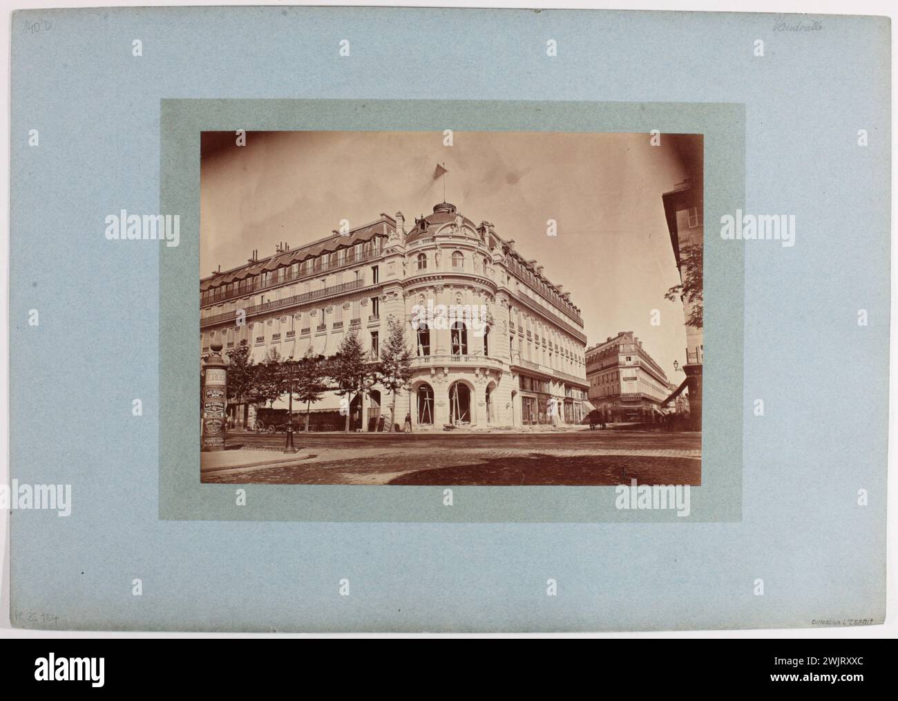 Anonyme, le Théâtre du Vaudeville en construction, façade sur la rue, 2 boulevard des Capucines. 9ème arrondissement, Paris. (Titre factice). Tirage de papier albumine. Musée Carnavalet, histoire de Paris. Théâtre du Vaudeville en construction, façade sur la rue, 2 boulevard des Capucines. 9ème arrondissement, Paris. (Titre factice) Banque D'Images