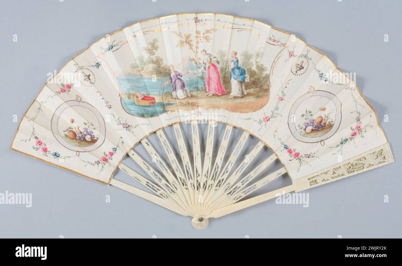 Gamme pliée, décor de feuille de face : chant de cartel rectangulaire central représentant 'Moïse sauvé des eaux', cartels latéraux ronds, au décor identique, représentant une nature morte avec des fruits : pêches, raisins noirs, pastèques, poires, papillons. Supervision composée de guirlandes de fleurs roses, bleues et mauves, sur lesquelles sont suspendues 2 petites cartouches ovales aux pointes dorées ornées en leur centre de 2 vases. Décor de montage : sur les panaches : décor taillé dans la guirlande de panier fleuri, feuillage et guirlandes de feuillage décorées d'une fleur et d'un ensemble composé d'un tambourin, d'une cornemuse et d'un ha Banque D'Images