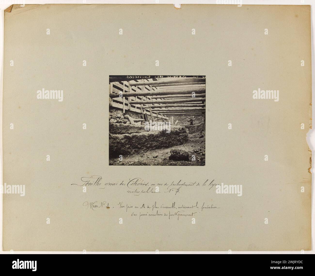 Inconnu. Fouilles du quai des Célestins, en vue du prolongement de la ligne / métropolitaine n°7 / mur n°1. Vue prise du plan d'ensemble, indiquant la fondation d'une salle roulante du pont Grammont. 'Vue des fouilles du Quai des Célestins, 4ème arrondissement, Paris'. en 1908-04-1908-04. Paris, musée Carnavalet. 144165-17 Banque D'Images