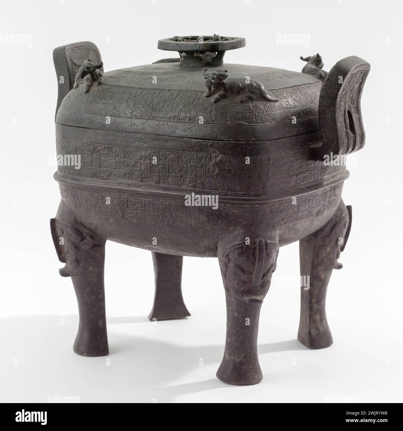 Vase. Bronze. Chine. Par musée musée malée. Anse, art chinois, bronze, couvercle, pieds, tête, vase, animal Banque D'Images