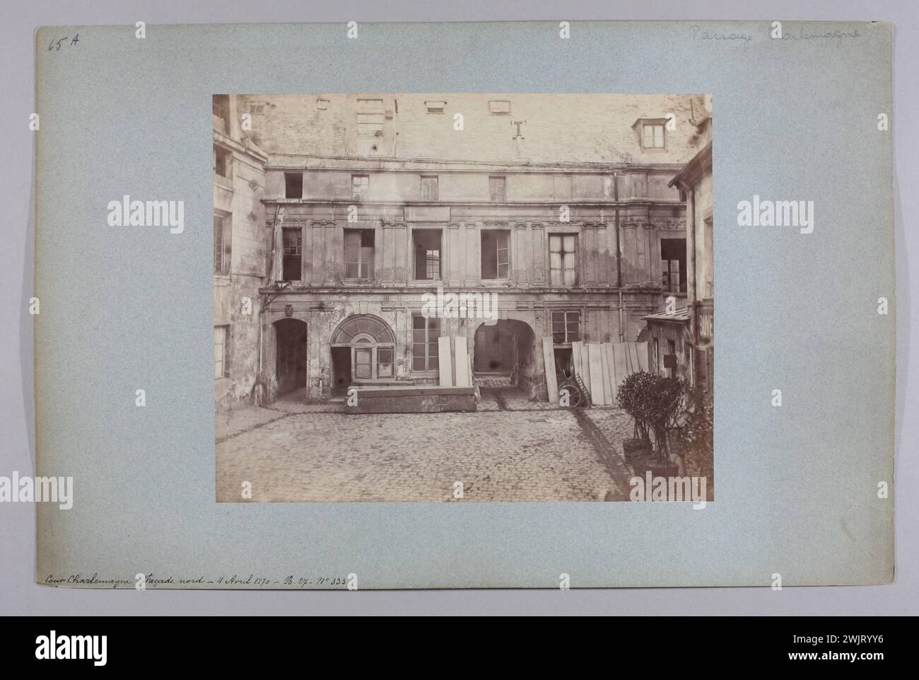 Emonts ou Emonds, Pierre (n.1831-03-29-D.1912), cour Charlemagne, façade nord, passage Charlemagne, 4ème arrondissement, Paris, 1870, papier albumine. Musée Carnavalet, histoire de Paris. Banque D'Images