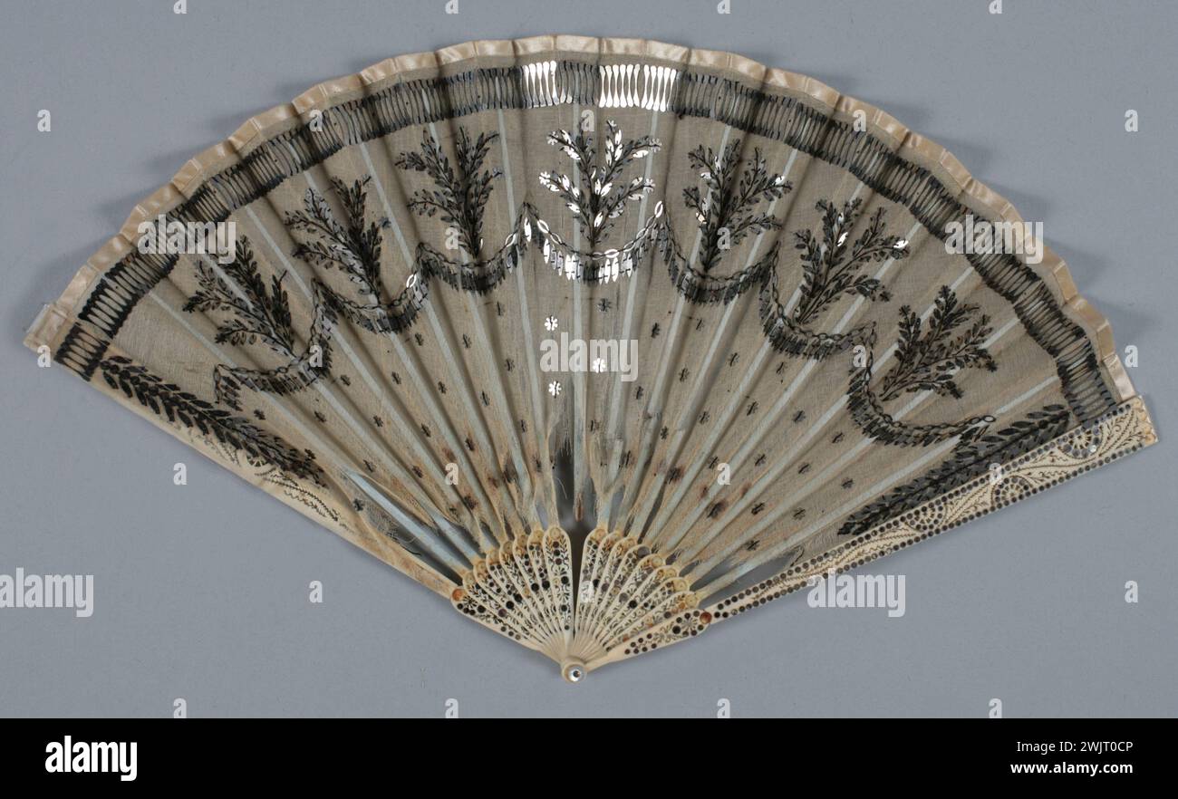 Gamme pliée, décor en feuille : 7 bouquets de feuillage stylisé dans la moitié supérieure, soutenu par une double guirlande de paillettes ovales, bordure de paillettes en forme d'hélice, moitié inférieure décorée de paillettes en forme de fleurs stylisées, de GAL1993.236.X feuille de parement: tarlatan de laine crème, cadre ivoire qui a été réparé et cloutée d'acier, paillettes en métal argnet, nacre rter Banque D'Images