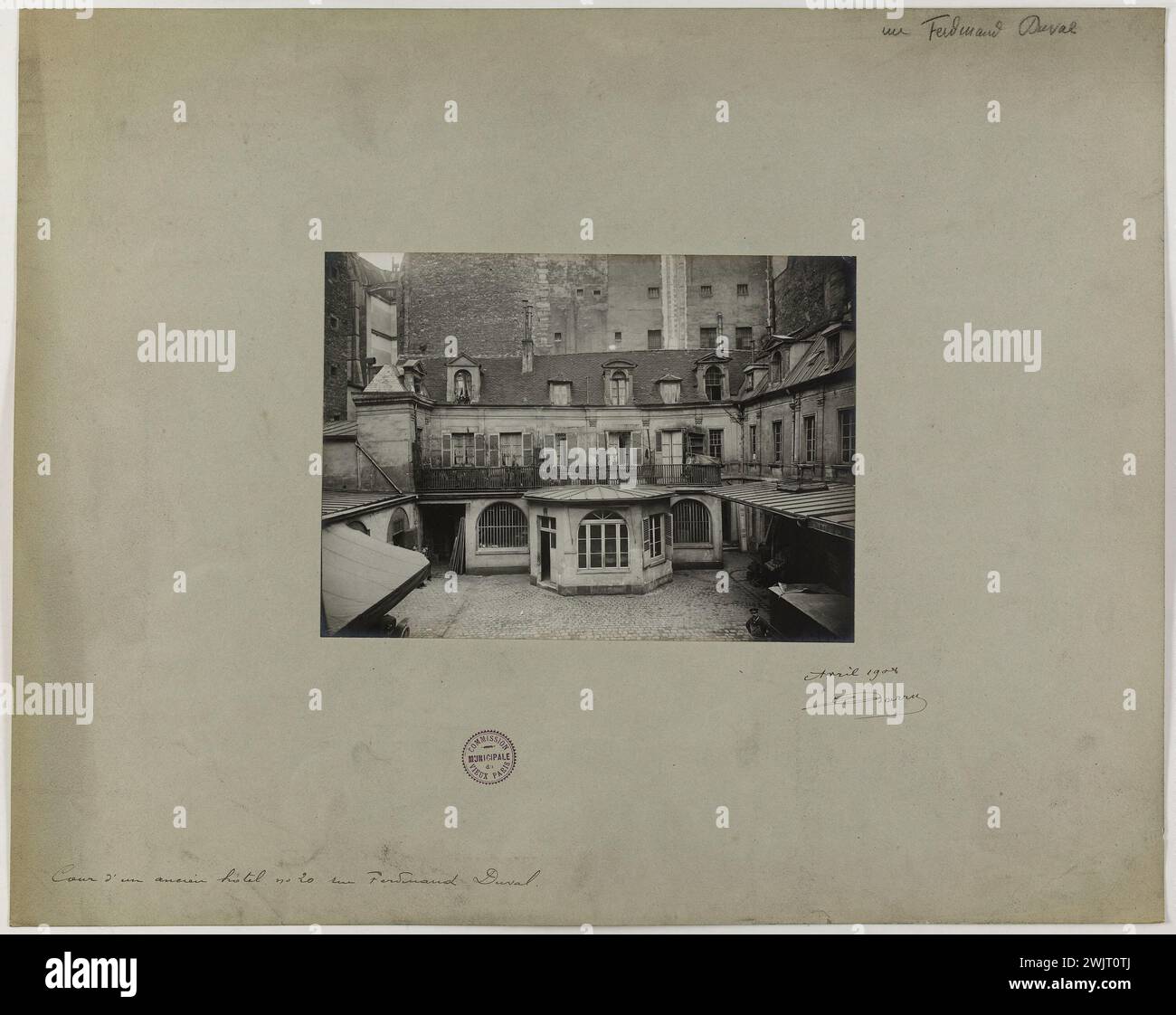 Barry, Jean. Cour d'un ancien hôtel n°20 rue Ferdinand Duval. 'Vue sur la cour d'un hôtel 20 rue Ferdinand Duval, 4ème arrondissement, Paris'. Tirage de papier albumine. en 1904-1904. Paris, musée Carnavalet. 144176-18 Banque D'Images
