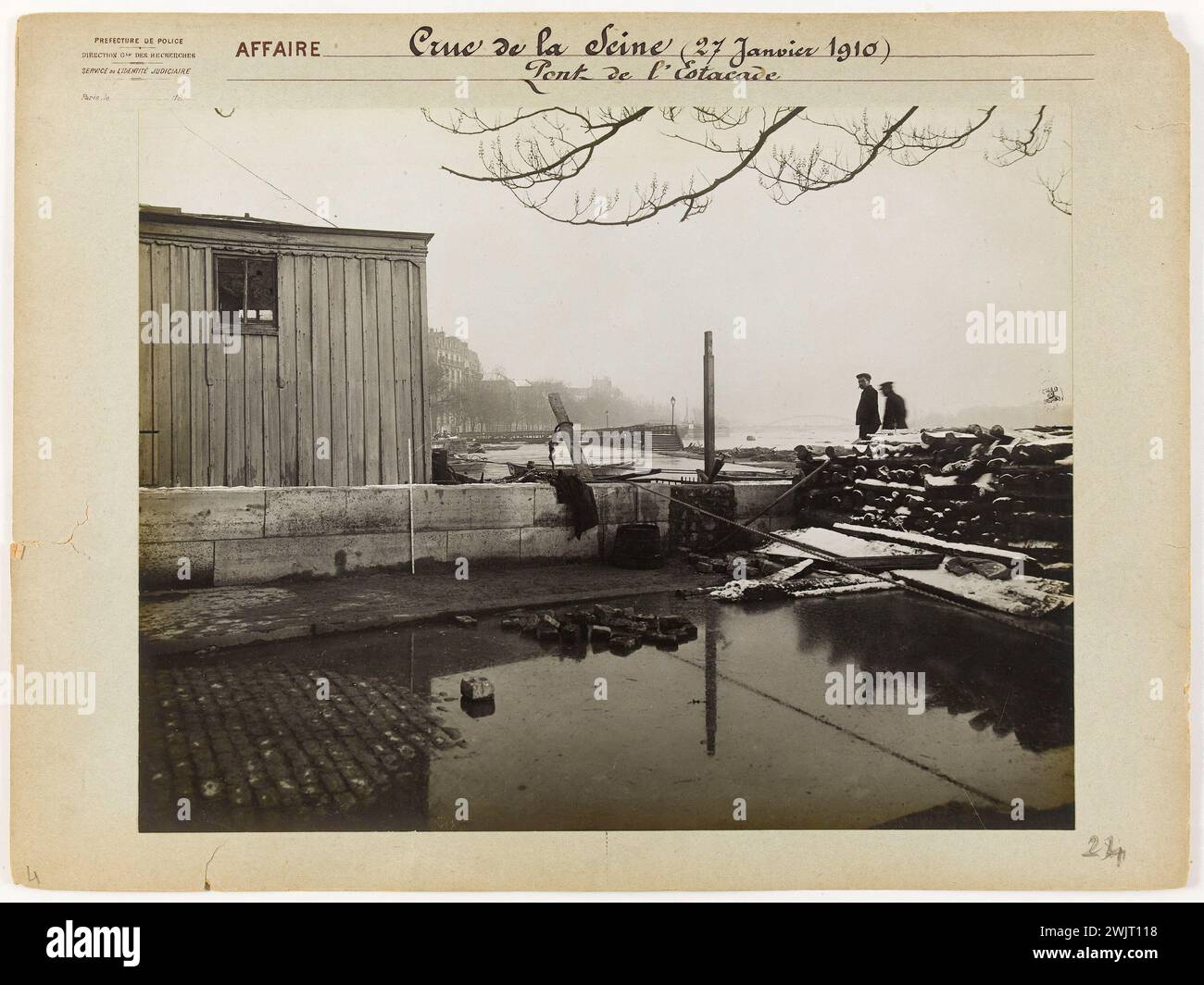 Identité judiciaire. Cas brut de Seine (27 janvier 1910) / Pont de l'Estacade. 'Vue du Pont de l'Estacade pendant les crues de Seine, 4ème arrondissement, Paris'. Tirage au bromure de gélatine d'argent. po. Paris, musée Carnavalet. 144190-21 Banque D'Images
