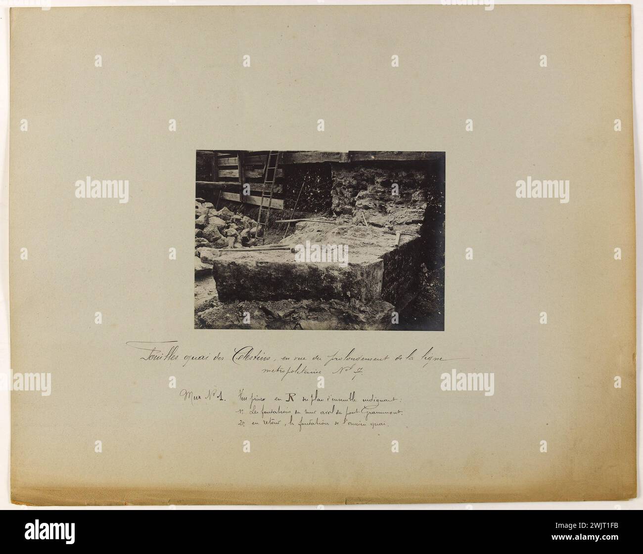 Anonyme. Fouilles du quai des Célestins, en vue du prolongement de la ligne / métropolitaine n°7. / Mur n°1. Vue prise en R du plan d'ensemble indiquant : 1° : les fondations du mur aval du pont Grammont / 2° : en retour, les fondations de l'ancien quai. 'Vue des fouilles du Quai des Célestins, 4ème arrondissement, Paris'. Paris, musée Carnavalet. 144165-18 Banque D'Images