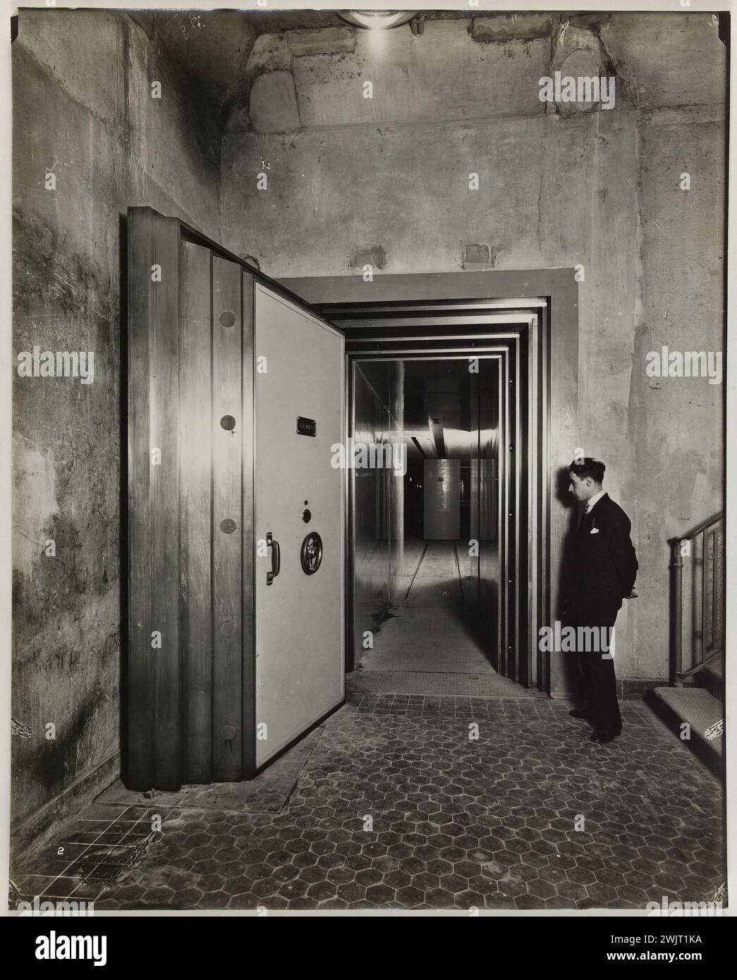 Porte d'accès avec système de fermeture, local souterrain de la Banque de France'. Paris (1er arr.). Photographie anonyme. Dessin au bromure gélatino-argent. Paris, musée Carnavalet. 144189-5 Banque D'Images