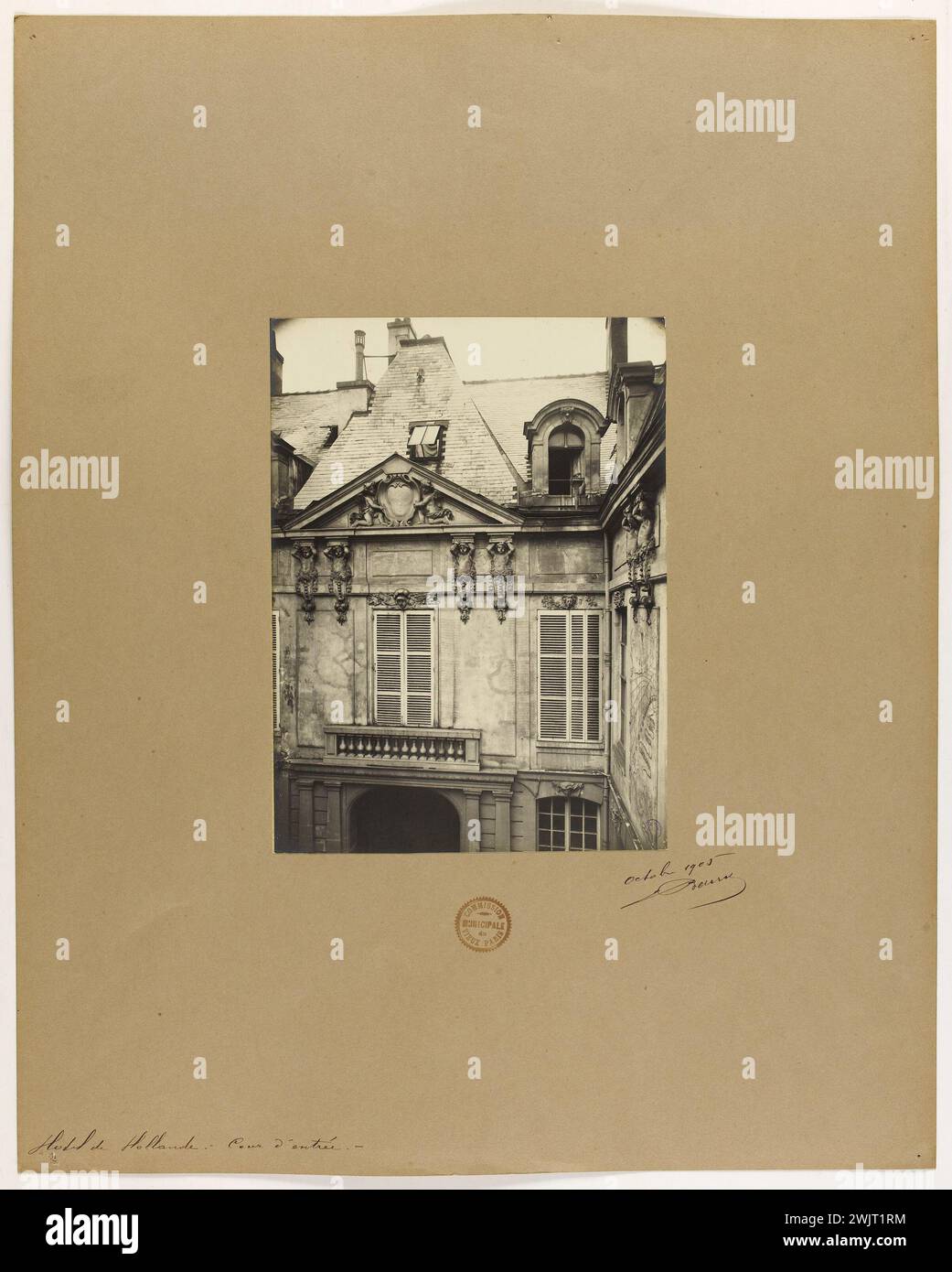 Barry, Jean. Hôtel en Hollande - entrée court. 'Vue de la cour d'entrée de l'Hôtel de Holland, 4ème arrondissement, Paris'. Tirage au bromure de gélatine d'argent. en 1905-10-1905-10. Paris, musée Carnavalet. 144162-26 Banque D'Images