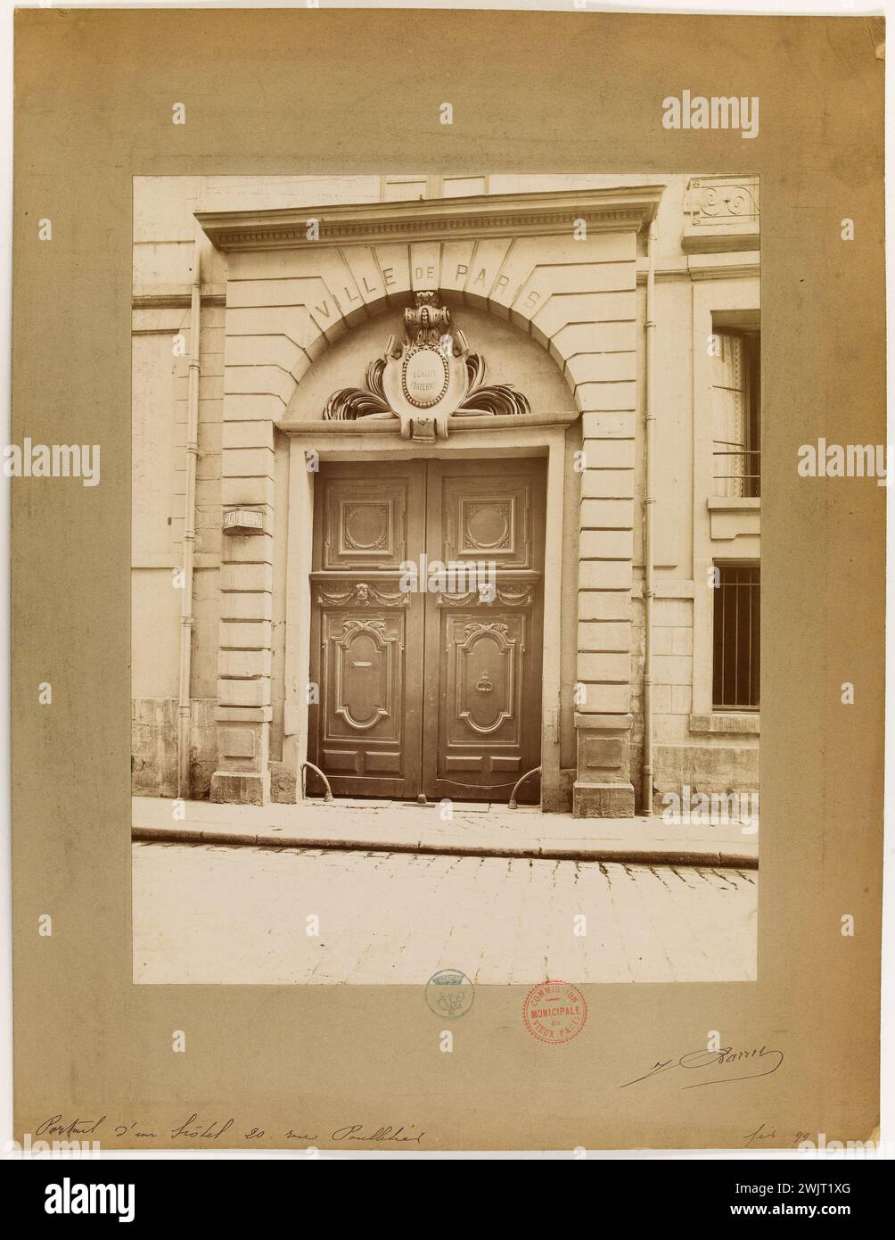 Barry, Jean. Portail d'un hôtel 20 rue Poulletier. 'Porte autocar d'un hôtel, 20 rue Poulletier, 4ème arrondissement, Paris'. Tirage de papier albumine. en 1899-02-1899-02. Paris, musée Carnavalet. 123817-12 Banque D'Images