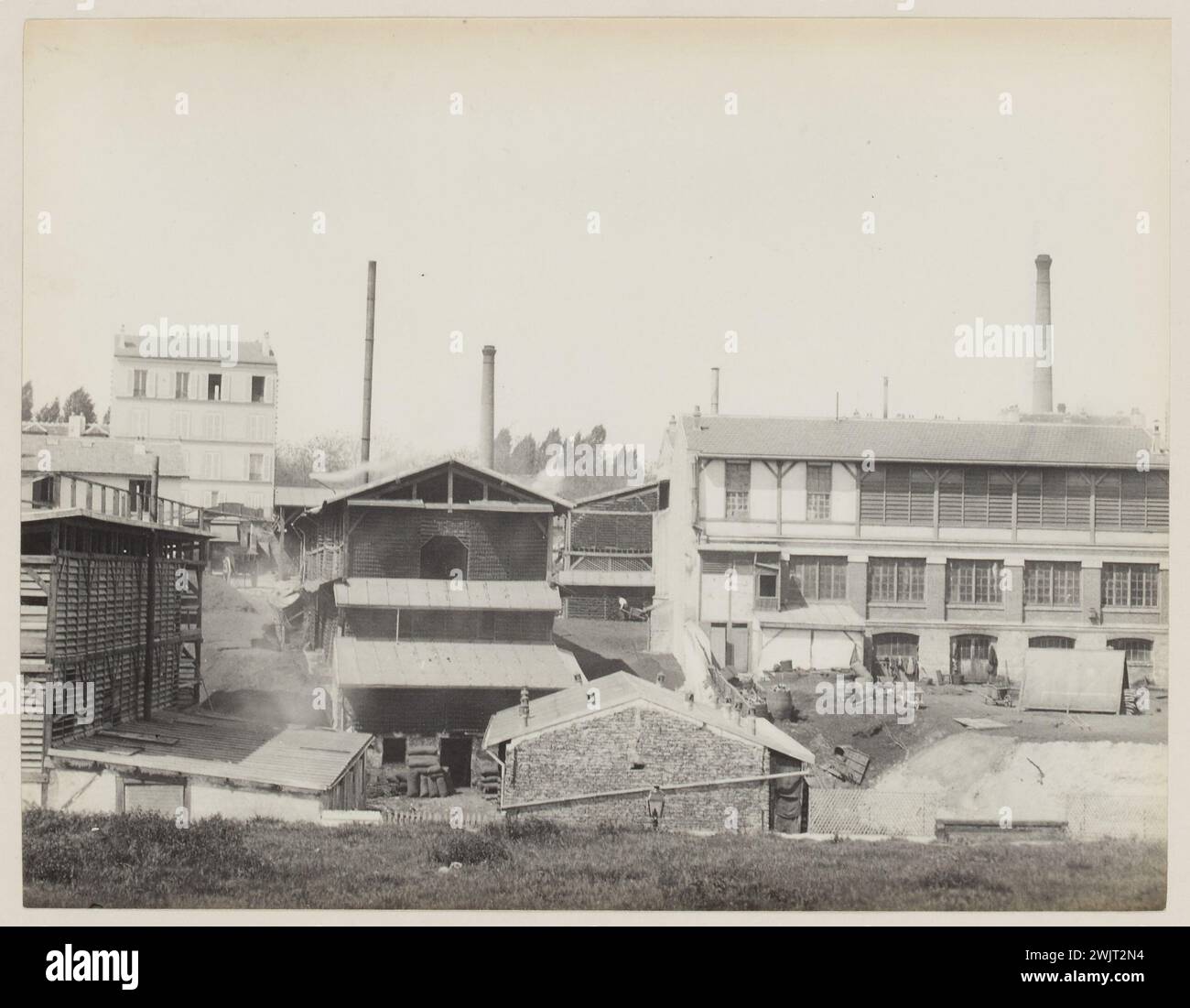 Blancard, Hippolyte (1843 - D.1924), bâtiments de tanneries avec de grandes cheminées en bas, 13ème arrondissement (?), Paris (titre factice), 1890. Tirage platine. Musée Carnavalet, histoire de Paris. Banque D'Images