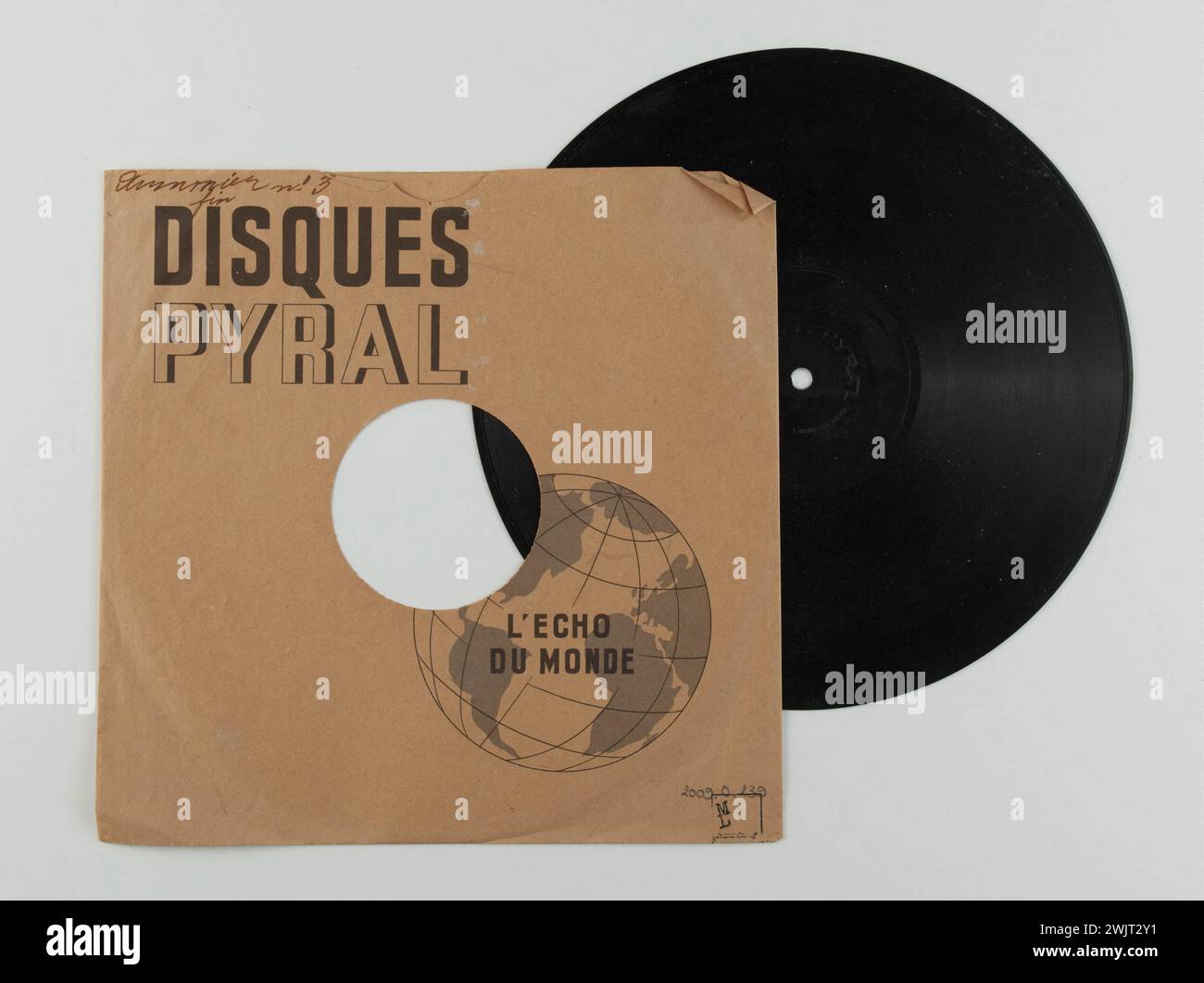 Disque 33 tr/min sur AuMonnier. Disque de type Pyral, écho du monde, âme en aluminium recouverte de résine. Musée général Leclerc de Hauteclocque et de la libération de Paris, Musée Jean Moulin. Disque Pyral, disque vinyle Banque D'Images