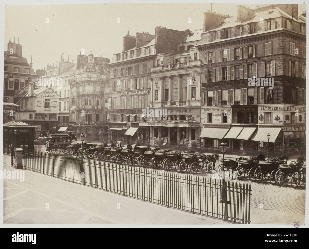 Charles Marville (1813-1879) Place de la Bourse et Théâtre du Vaudeville, vers 1865. Paris, musée Carnavalet. 23828-6 Bourse, grille, place, rue, Théâtre, vaudeville, Attelee car, 19ème XIXe 19ème 19ème 19ème siècle Banque D'Images