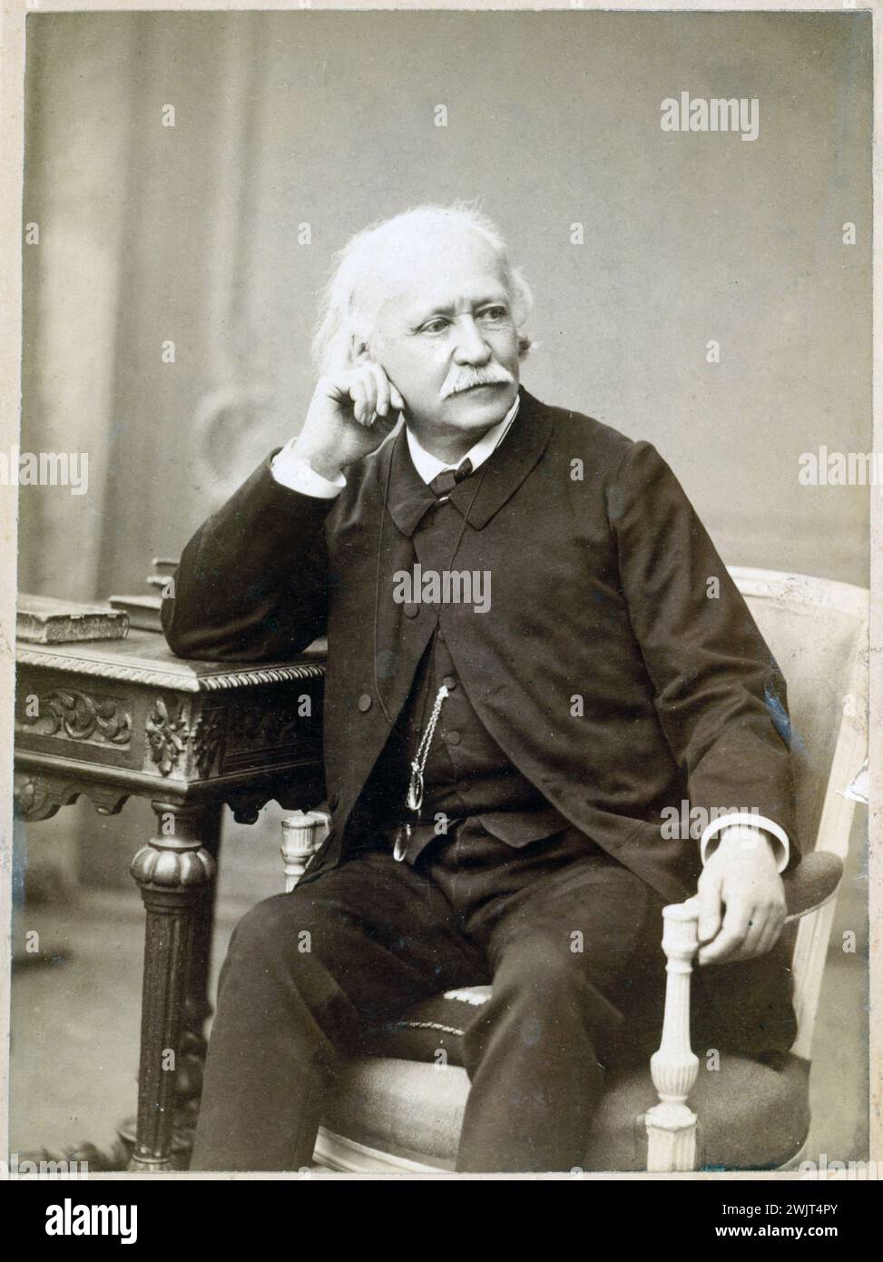 Paul Meurice (1820-1905) Photographie de Charles Gerschel (1871-1948). Paris, maison de Victor Hugo. 34690-11 assis, jumelle, écrivain français, portrait Banque D'Images