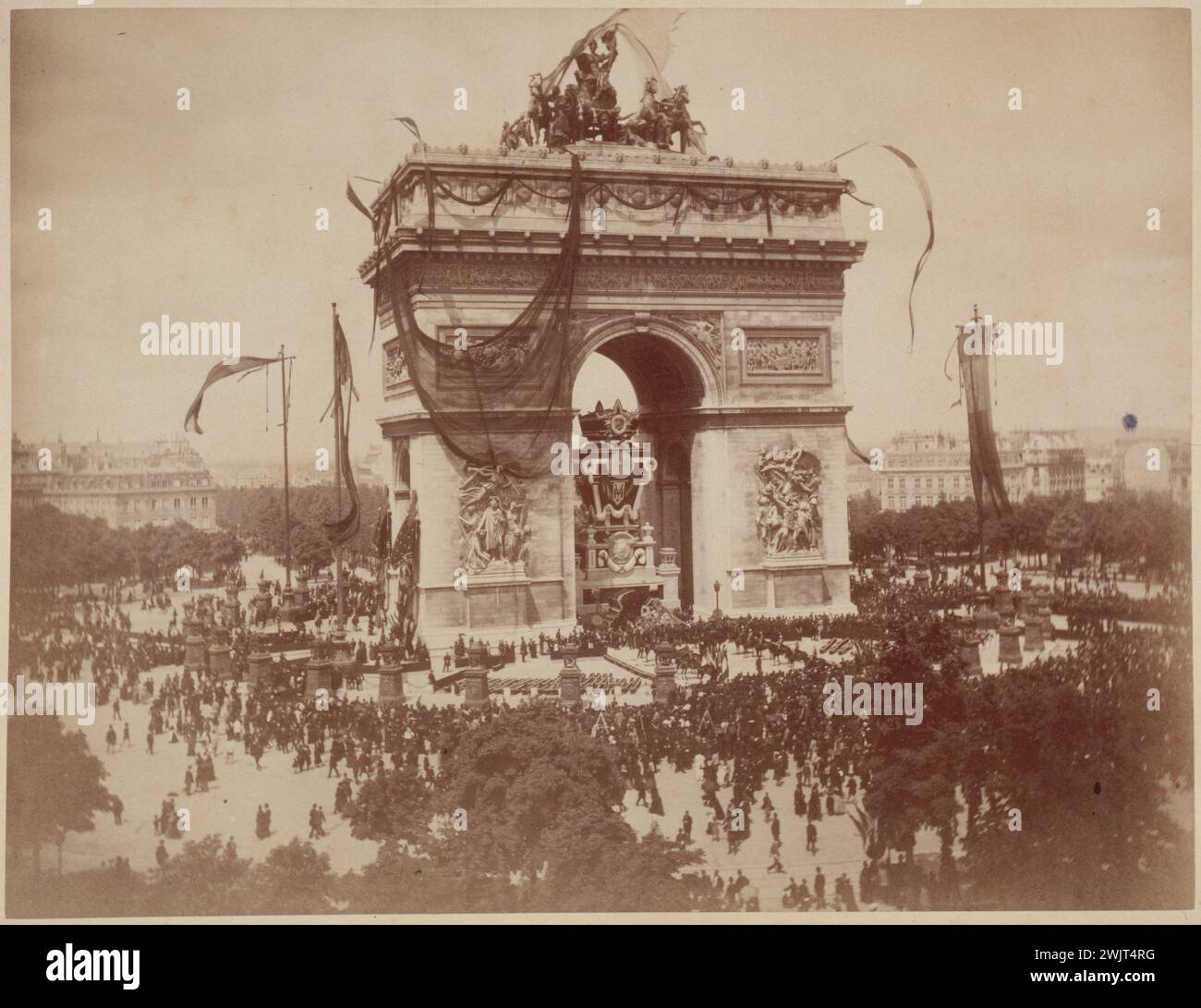 Louis Antonin Neurdein (1846-v. 1915). Funérailles Victor Hugo - exposition du corps sous l'Arc de Triomphe, 31 mai 1885. Photographie. Paris, maison de Victor Hugo. 34363-14 Arc de Triomphe, arrondissement, catafalque, corps, écrivain, exposition, foule, français, funérailles nationales, place star, PHOTOGRAPHIE, VIIIEM VIII 8EME 8 Banque D'Images