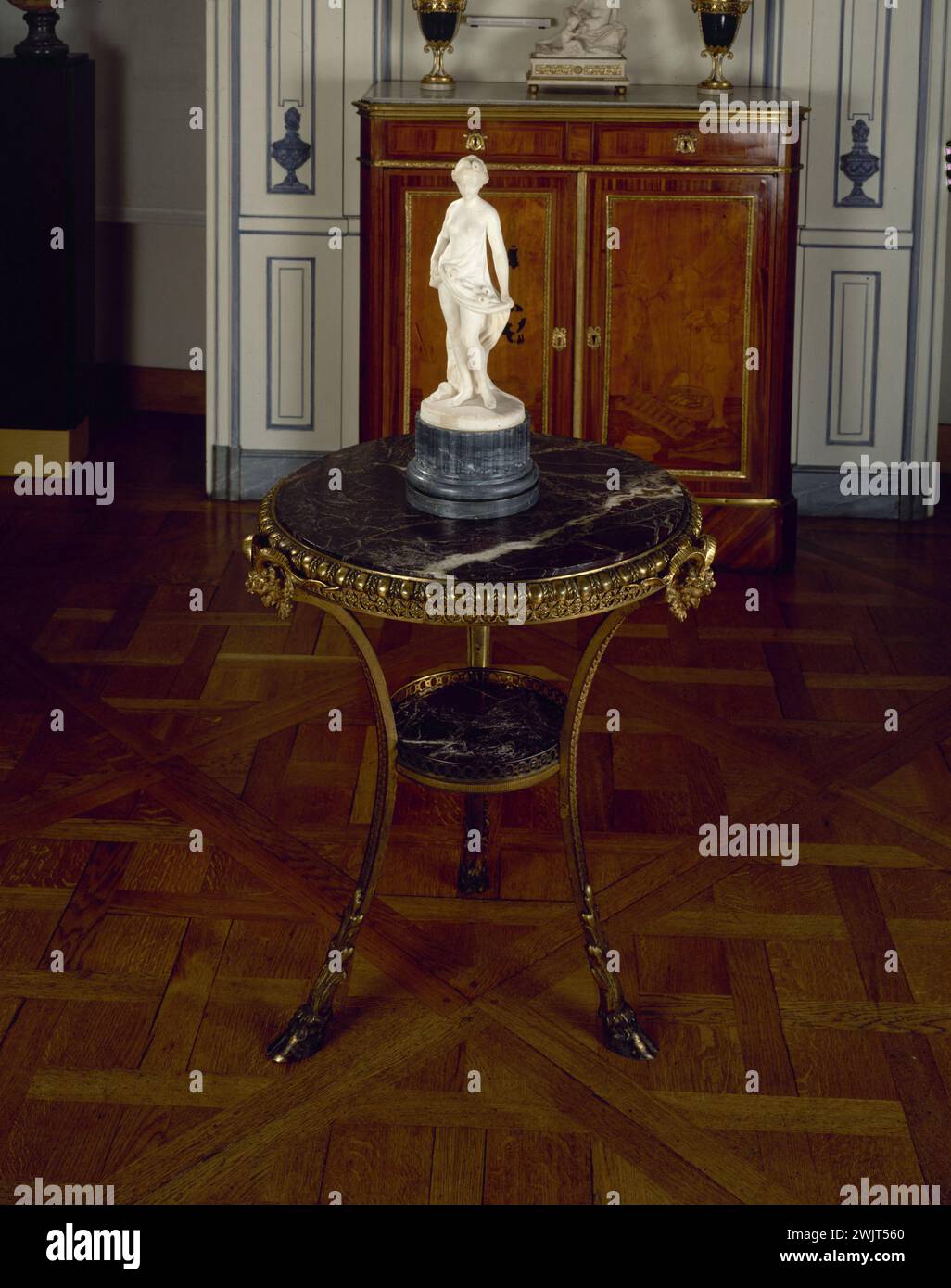 Anonyme. Table Guéridon avec deux plateaux en marbre cerisier, socle en bronze haché et doré, pieds surmontés de têtes de bélier et finis en sabots, bordure supérieure du plateau ajouté au second Empire (aperçu), fin du XVIIIe siècle. Paris, musée Cognacq-Jay. Bordure supérieure, burin bronze dore, deux, fin 18ème siècle, marbre cerise, mobilier, musée cognacq-jay, pied, patch, assiette, chaussure, second empire, statuette, style louis xvi, table gueridon, tête, meubles, meubles Banque D'Images