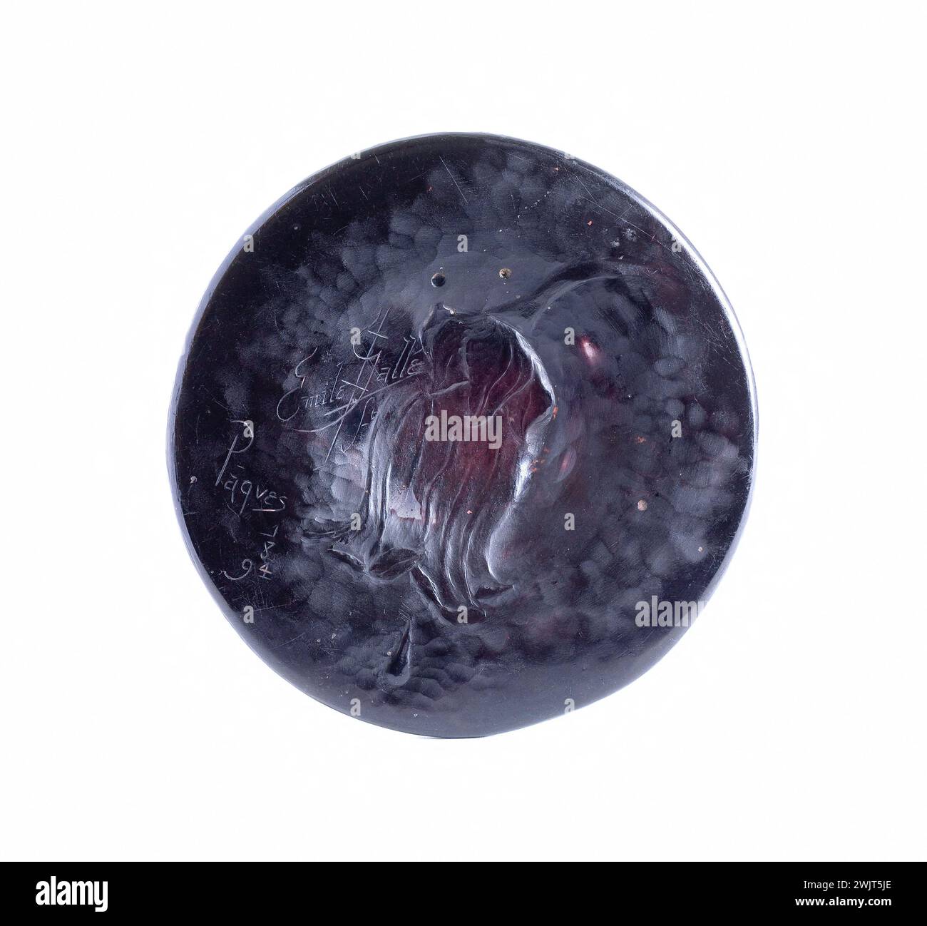 Emile Gallé (1846-1904) Vase 'Mulier Quid Ploras ...' 1894. Verre cristal Cisal et applications. Signé et daté sous le pied : Emile Gallé ft ',' Pâques 1894 '. Inscription:' Mulier Quid Ploras, Quem Quaeris? '. Musée des Beaux-Arts de la ville de Paris, petit palais. se 'femme pourquoi pleurez-vous ... Application, ciselé, Cisele, cristal, verrerie, verre, inscription, femme pourquoi cherchez-vous, vase de parfum, pied, que vous voulez, signature, vase un parfum, verre cristal, base Banque D'Images