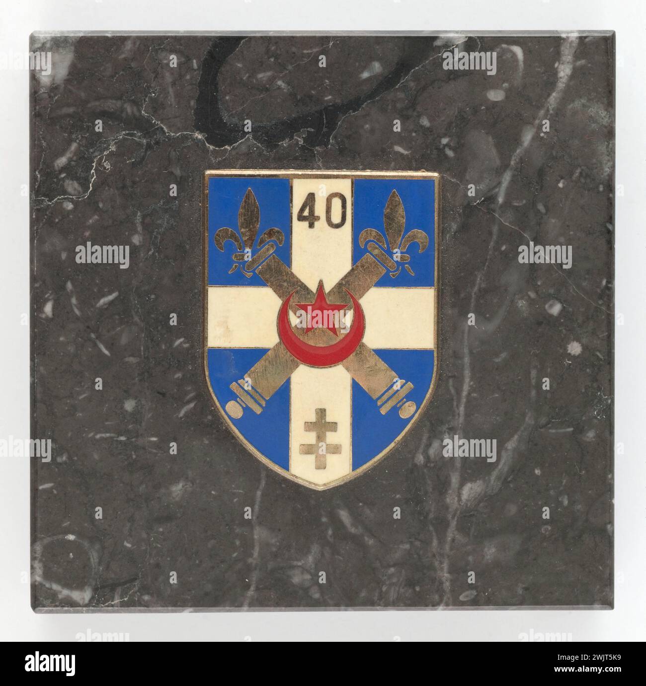 Papier avec l'insigne du 40e régiment d'artillerie. Marbre, métal, résine, colle, velours similaire, 1980-1990. Musée général Leclerc de Hauteclocque et de la libération de Paris, Musée Jean Moulin. Banque D'Images