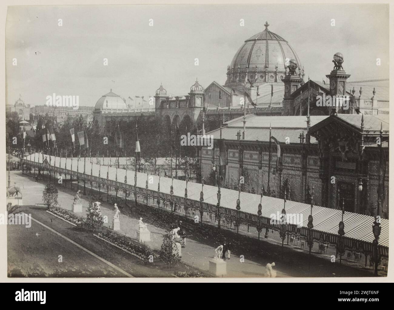 Blancard, Hippolyte (1843 - D.1924), exposition universelle de 1889 : vue partielle du jardin central bordé par une allée de sculptures, le Dôme du Palais des Beaux-Arts en bas, 7ème arrondissement, Paris (titre factice), 1889 . Imprimé platine. Musée Carnavalet, histoire de Paris. Banque D'Images