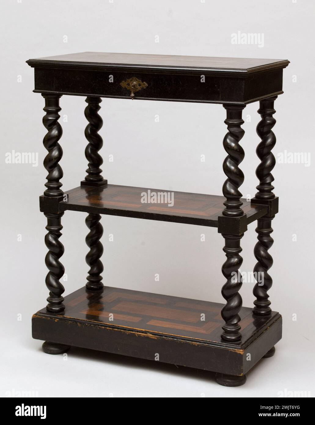 Charles-Guillaume Diehl (1811-1885), ébéniste. Console étagère. Bois de rose, bois de rose et filets en laiton. Vers 1855. Paris, Musée de la vie romantique. 77177-8 bois de rose, console de rayonnage, filet, laiton, meubles, bois de rose, meubles Banque D'Images