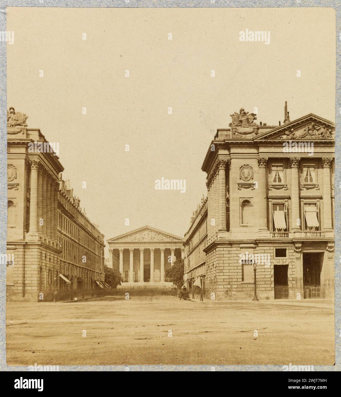 Église de la Madeleine vue de la place de la Concorde. Paris (I et VIIIème arr.). Photographie anonyme. Tirage de papier albumine. Paris, musée Carnavalet. Paris, musée Carnavalet. 144166-3 IER IE I 1ER 1E 1 ARRONDISSEMENT Banque D'Images