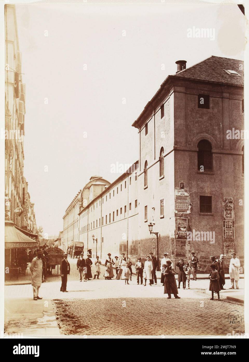 Atget, Eugène (Jean Eugène Auguste Atget, dit) (n.1857-02-12-D.1927-08-04), Manufacture de tabacs, vue de la rue de l'Université, 7e arrondissement, Paris (titre factice) , 1905-08. Tirage de papier albumine. Musée Carnavalet, histoire de Paris. Fabrication de tabac, vue de la rue de l'Université, 7ème arrondissement, Paris (titre factice) fabrication de tabac (Quai d'Orsay) août 1905 / vue de la rue de l'Université prise du boulevard / la Tour Maubourg (titre enregistré (lettre)) Banque D'Images
