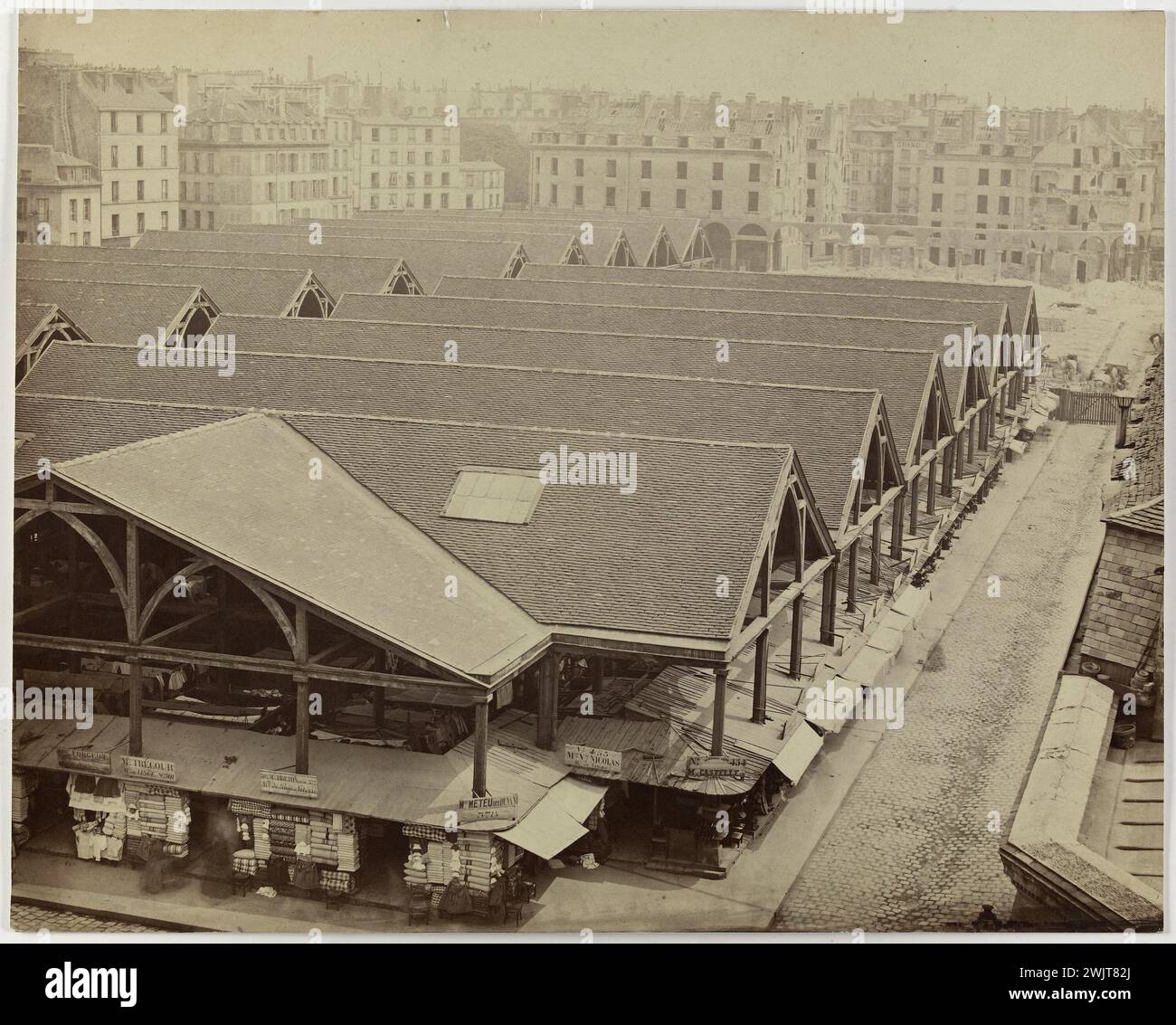 Anonyme. 'Marché des tissus, vue sur le carreau du Temple en construction au bas, 4ème arrondissement, Paris'. Tirage de papier albumine. po. Paris, musée Carnavalet. 144176-12 Banque D'Images