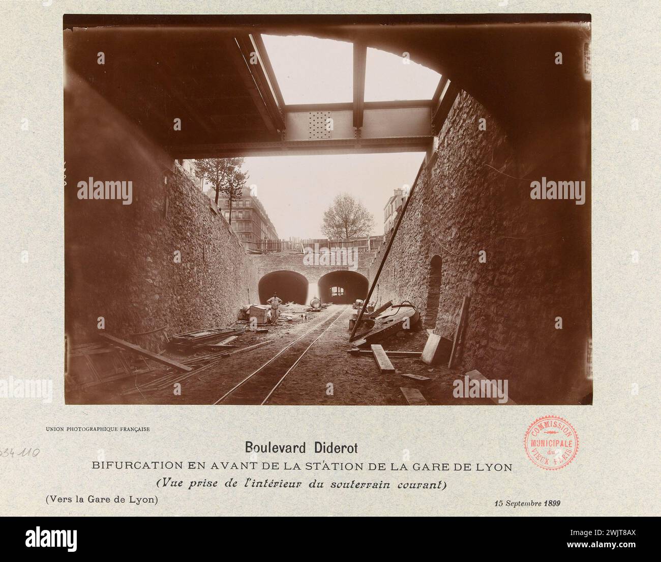 union photographique française. Construction / chemin de fer métropolitain / Municipal de Paris / Boulevard Diderot / Bifurcation en face de la gare de Lyon / (vue prise de l'intérieur du métro actuel). 'Vue de la construction du métro, bifurcation devant la gare de Lyon, 12ème arrondissement, Paris'. ARISTOTYPE. 1899-09-15-1899-09-15. Paris, musée Carnavalet. 144191-9 Banque D'Images