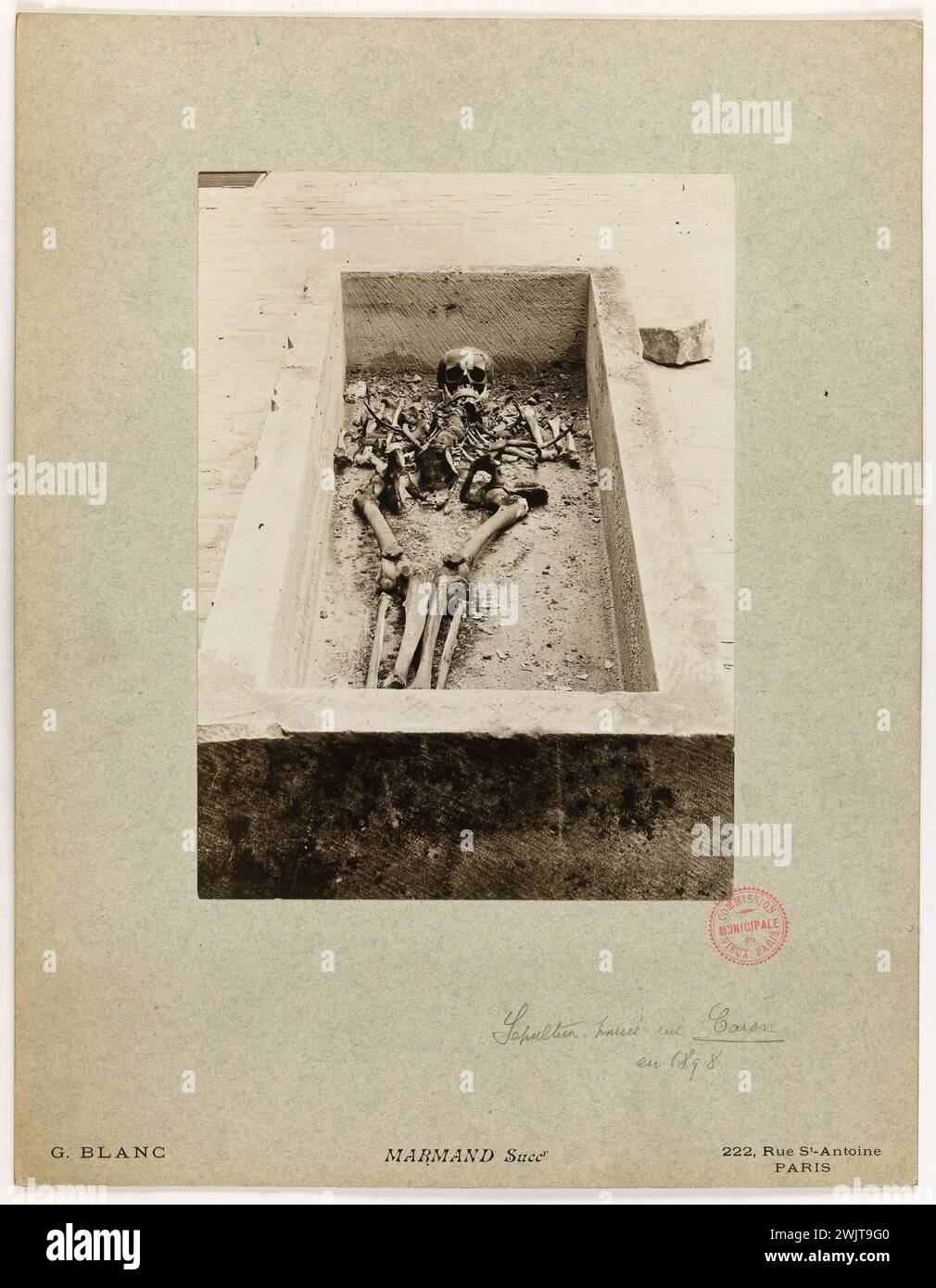 Blanc, Germain. Sépulture située rue Caron / en 1898. 'Vue d'une sépulture située rue Caron, 4ème arrondissement, Paris'. Paris, musée Carnavalet. 144164-12 Banque D'Images