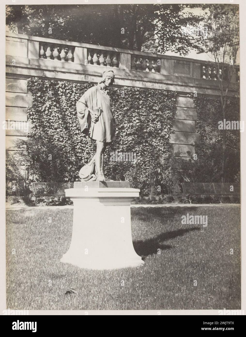 Blancard, Hippolyte (1843-D.1924), statue en rond d'un jeune florentin, Square Monge, actuel Square Paul-Langinvin, 5ème arrondissement, Paris. (Titre factice), 1890. Tirage platine. Musée Carnavalet, histoire de Paris. Banque D'Images