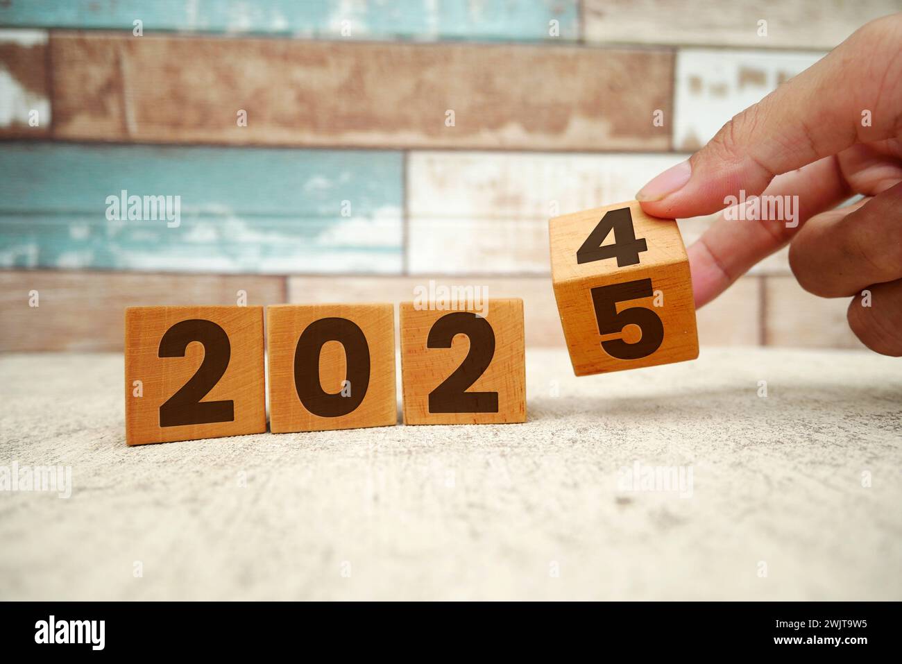 Main retournant le bloc 2024 à 2025 texte sur la table. Résolution