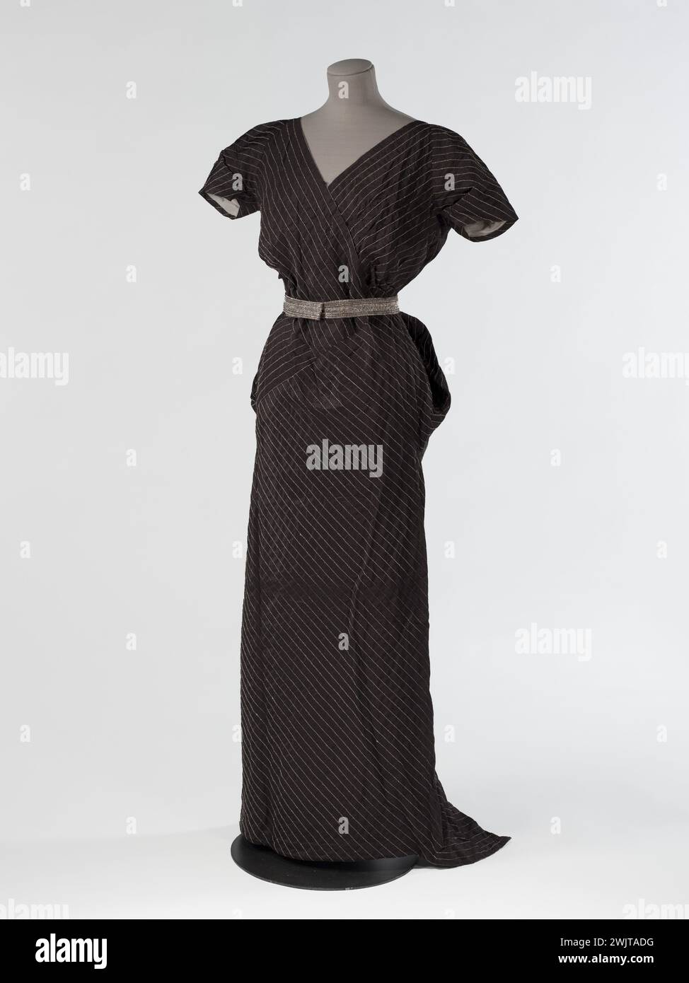 Marie Henriette, 1930 ans, robe et ceinture en taffetas marron, fils métalliques dorés, lamé doré, agrafes et pressions métalliques. Gants en peau de gosse suédée brune, boutonnés par 3 boutons en métal marron, overlock couture. Boîte en carton Palais Galliera, musée de la mode dans la ville de Paris Banque D'Images