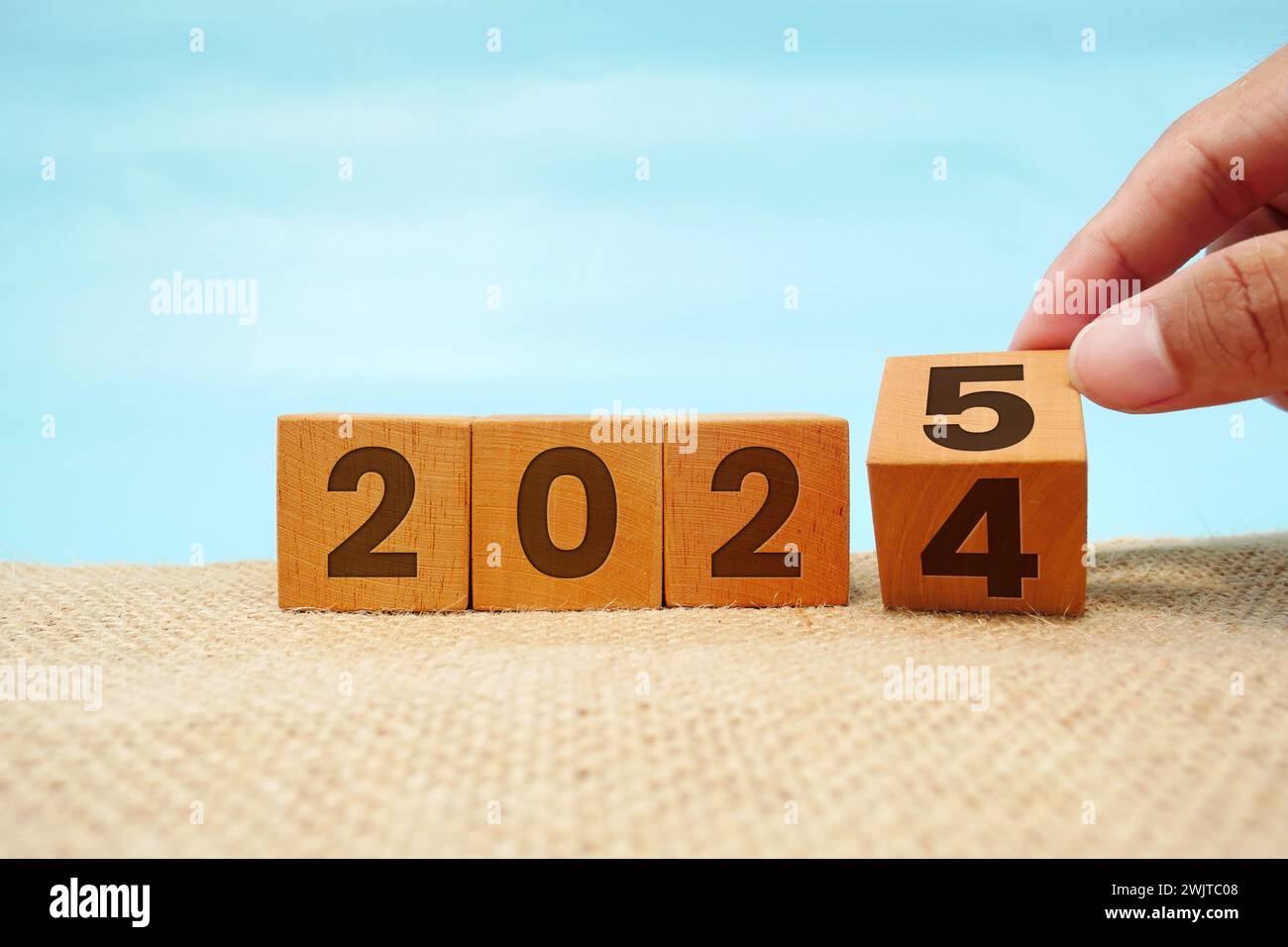 Bloc en bois avec texte 2025. Concept de la nouvelle année 2025, début du succès, défi ou