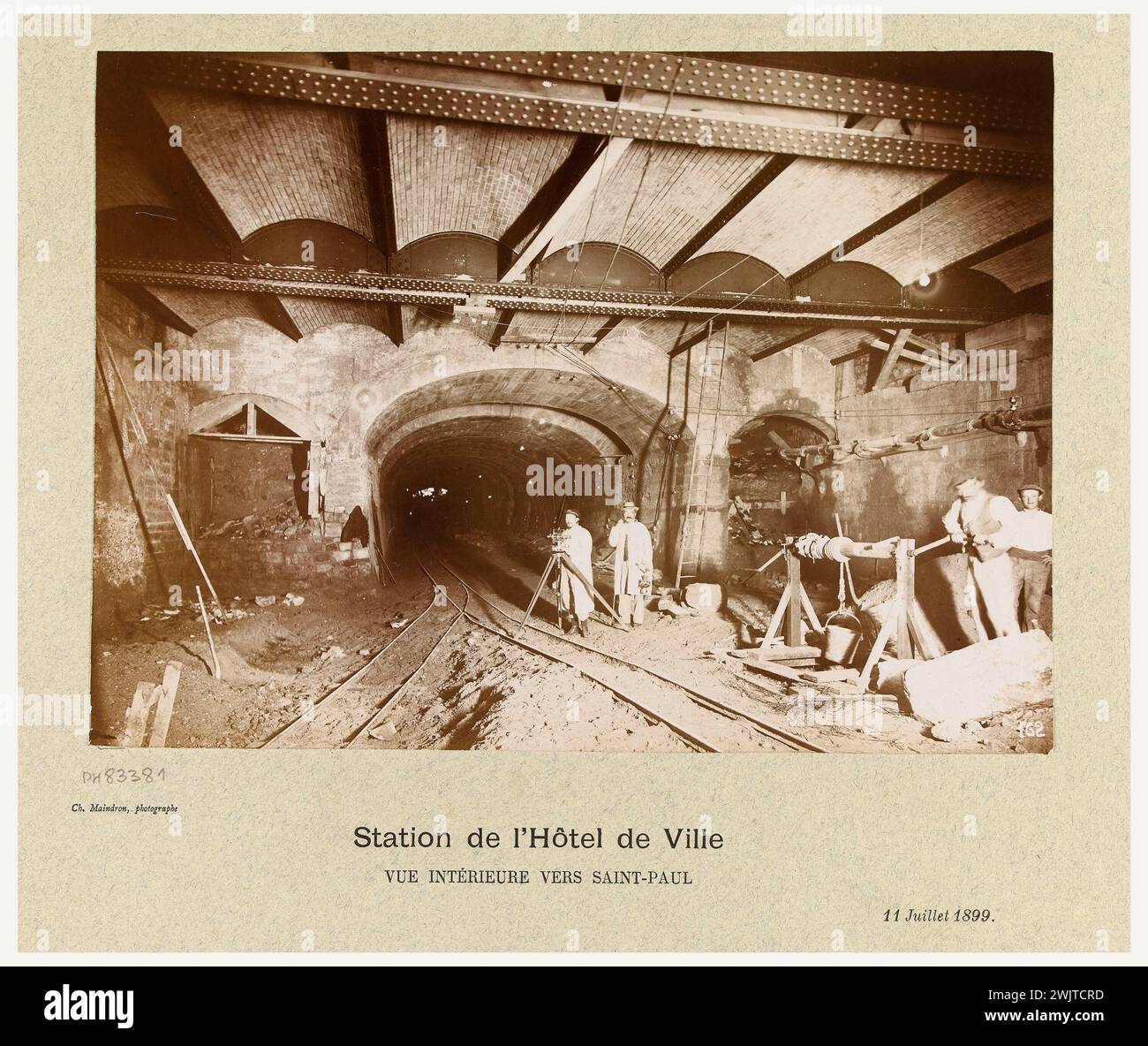 union photographique française. Construction / du chemin de fer métropolitain / Municipal de Paris / Hôtel de ville / Station vue intérieure à Saint-Paul / 11 juillet 1899. 'Construction du chemin de fer municipal métropolitain de Paris : vue intérieure de la gare de l'Hôtel-de-ville, 4ème arrondissement, Paris'. Tirage au chlorure de gélatine d'argent. en 1899-07-11-1899-07-11. Paris, musée Carnavalet. 144192-5 Banque D'Images