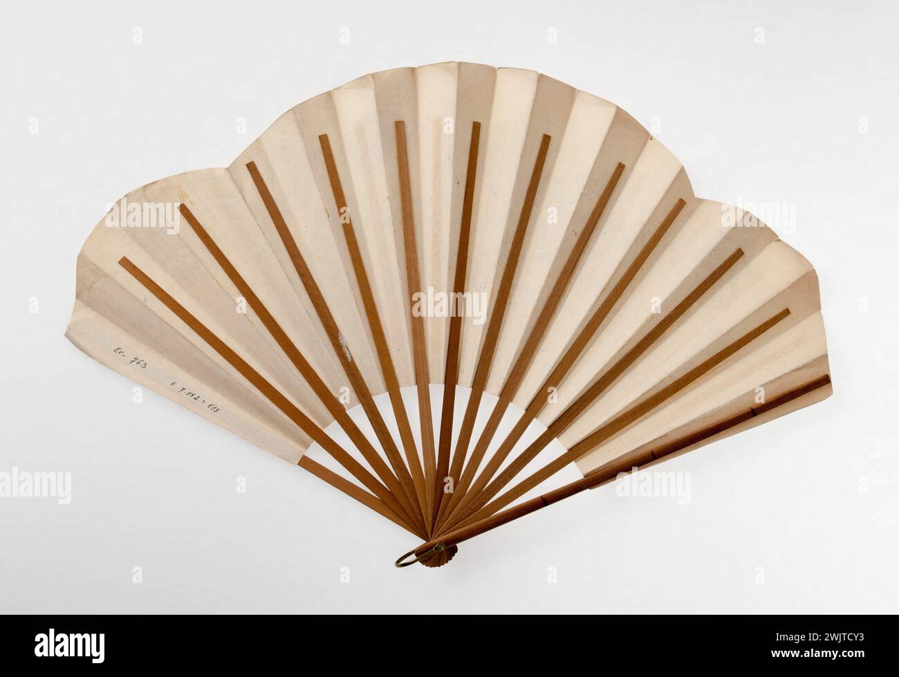 Albert Robida (1848-1926) Eventail pour l'exposition universelle de 1900, section 'Vieux Paris' : 'rafraîchissement des troupes', 1900. Impression sur papier, bois. Paris, musée Carnavalet. Eventail : exposition universelle de 1900, section 'Vieux Paris' - rafraîchissement des troupes ; A. Robida 1900 accessoire de mode, Eventail Banque D'Images