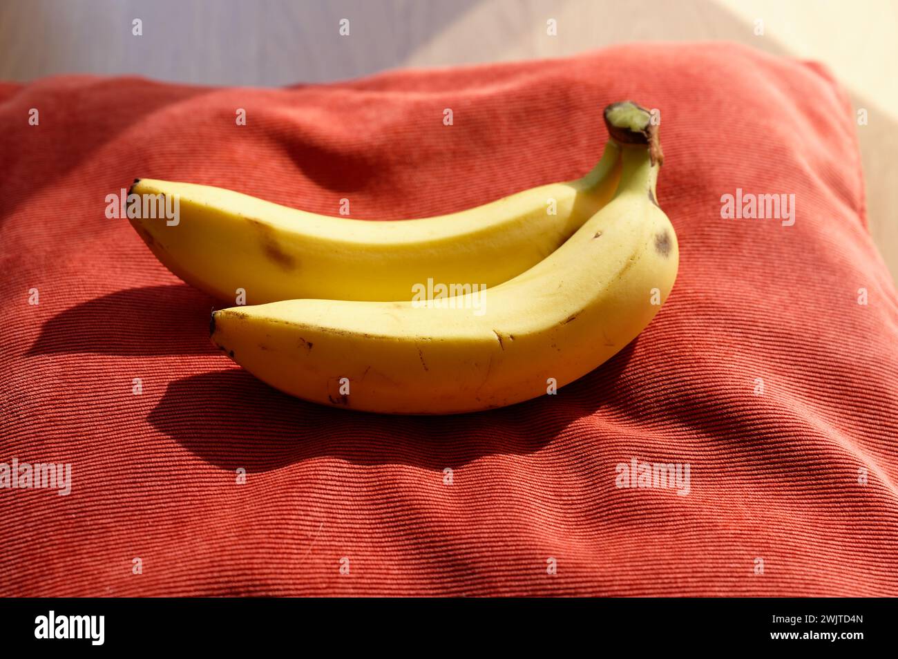 Belle banane jaune fraîche sur la table. Nourriture saine - fruits pour une collation. Banque D'Images