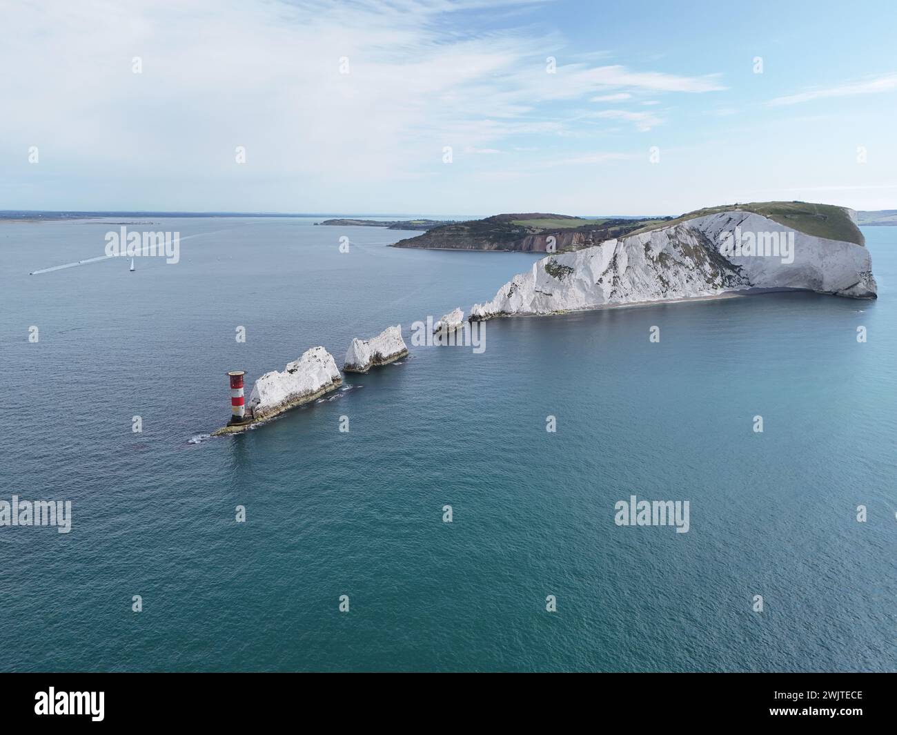 Vue emblématique du phare de Needles Isle of Wight calme jour bleu ciel drone, aérien Banque D'Images