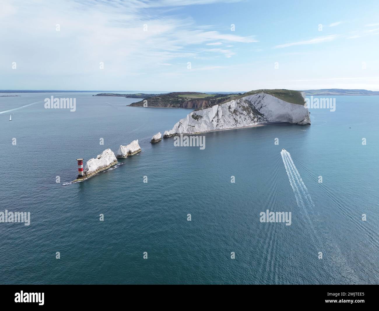 Le phare Needles Isle of Wight calme jour bleu ciel drone , aérien , grand angle Banque D'Images