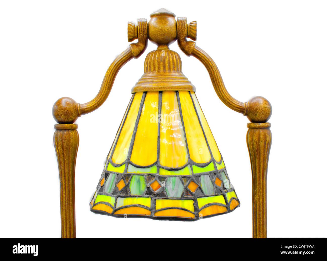 Lampe de harpe en forme de cloche vintage style Tiffany avec vitrail attaché dans des couleurs vertes, jaunes et rouges. Tête réglable. Isolé Banque D'Images