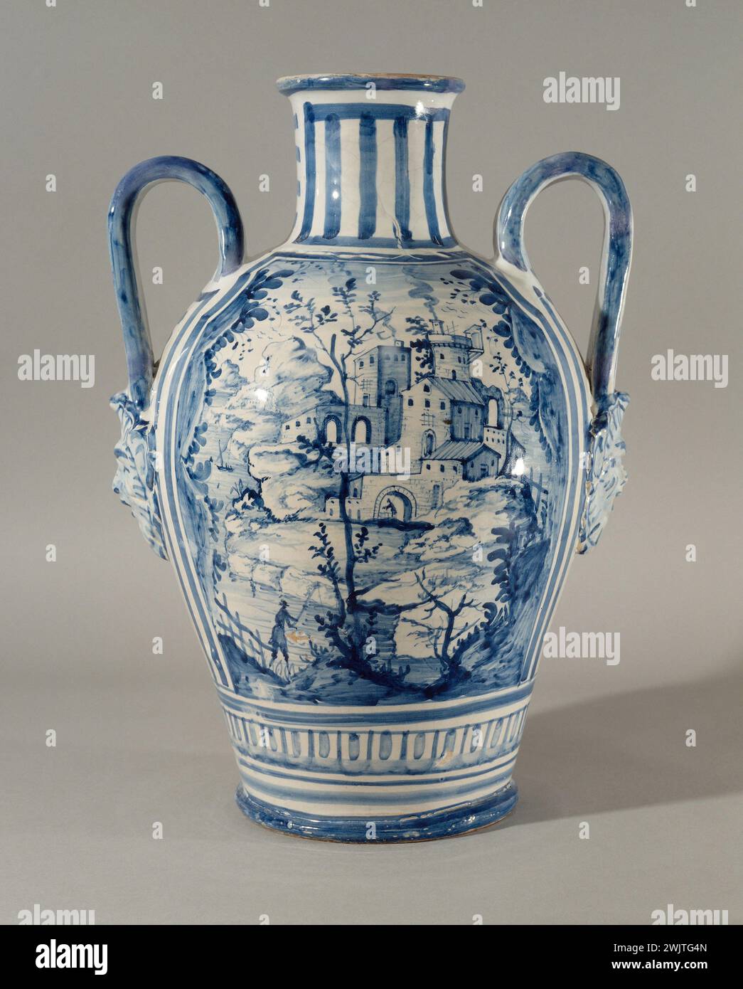 Donato Massa. Vase : pêcheur dans un paysage de campagne, majolique italienne de Naples, 1730 (vue du pêcheur). Musée des Beaux-Arts de la ville de Paris, petit Palais. 27014-15 Bleu blanc, campagne, céramique, château, homme, Italie, majolique de Naples, paysage, perle, renaissance italienne, vaisselle, vase Banque D'Images