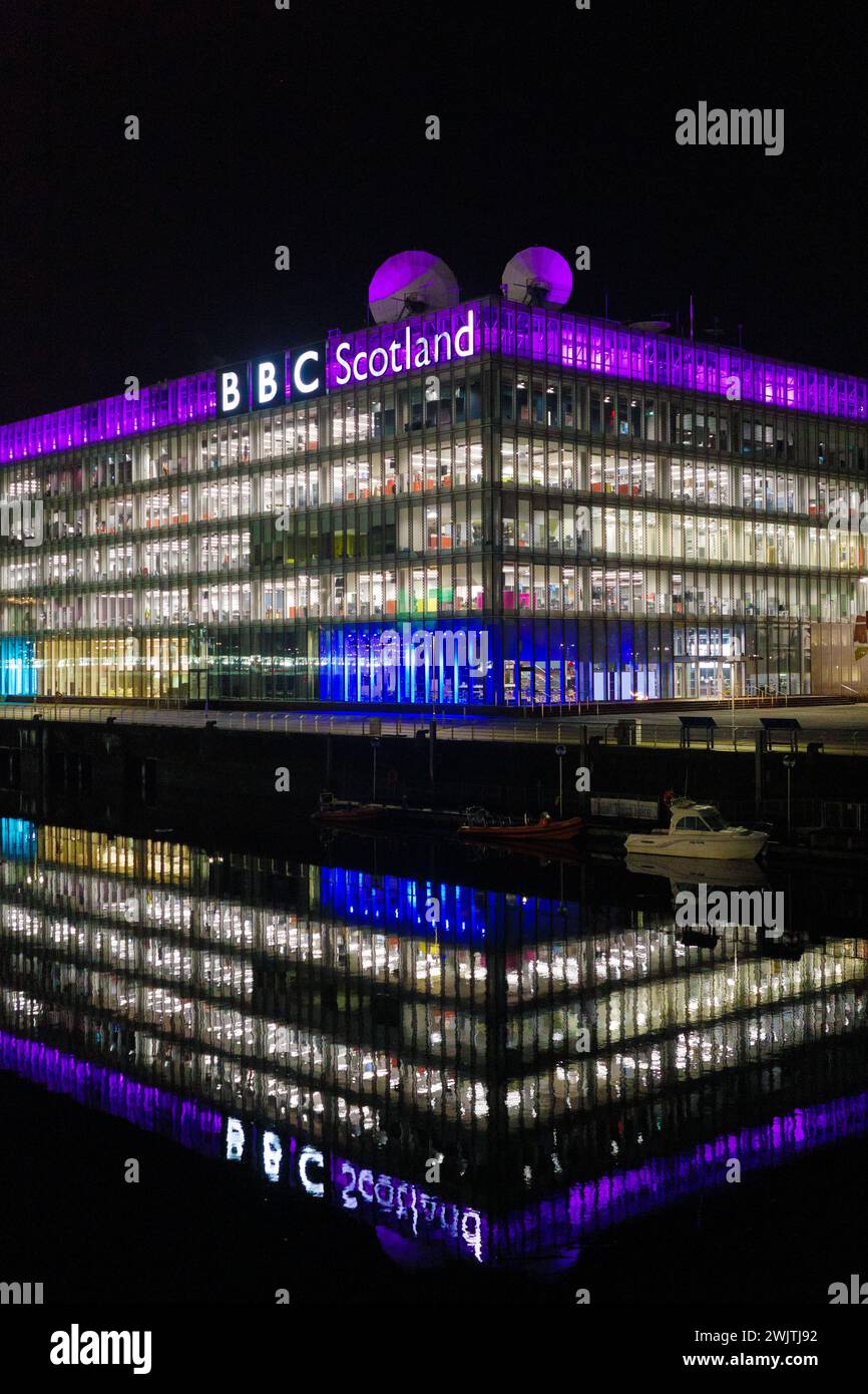 Glasgow Ecosse : 11 février 2024 : River Clyde la nuit avec le bâtiment BBC Scotland illuminé par le refelction d'eau. BBC Pacific Quay Banque D'Images