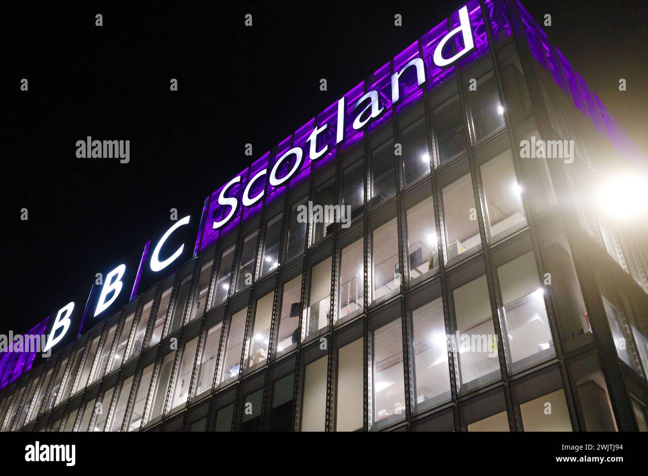 Glasgow Ecosse : 11 février 2024 : River Clyde la nuit avec le bâtiment BBC Scotland illuminé par le refelction d'eau. BBC Pacific Quay Banque D'Images