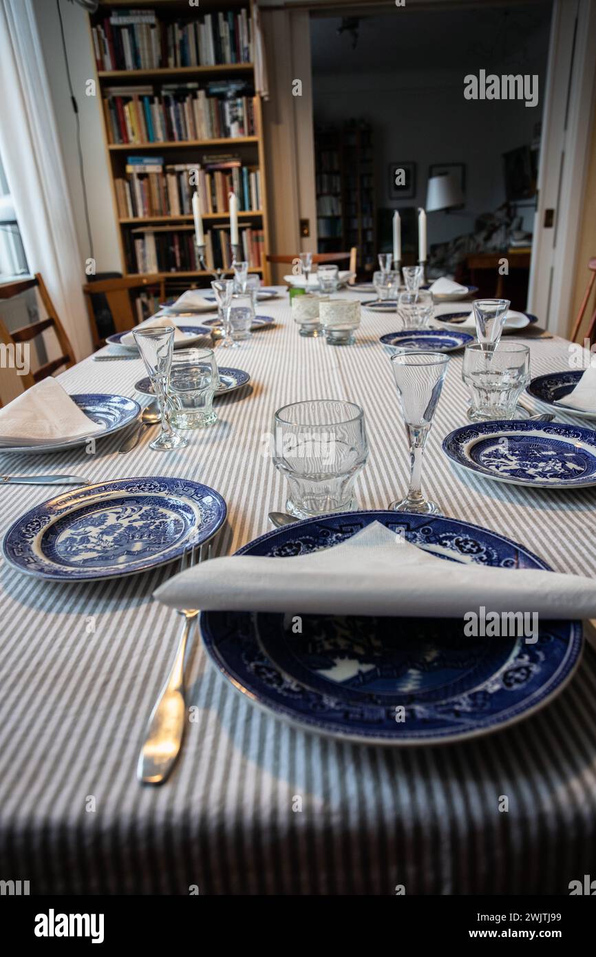 mettez la table en attente pour huit invités Banque D'Images