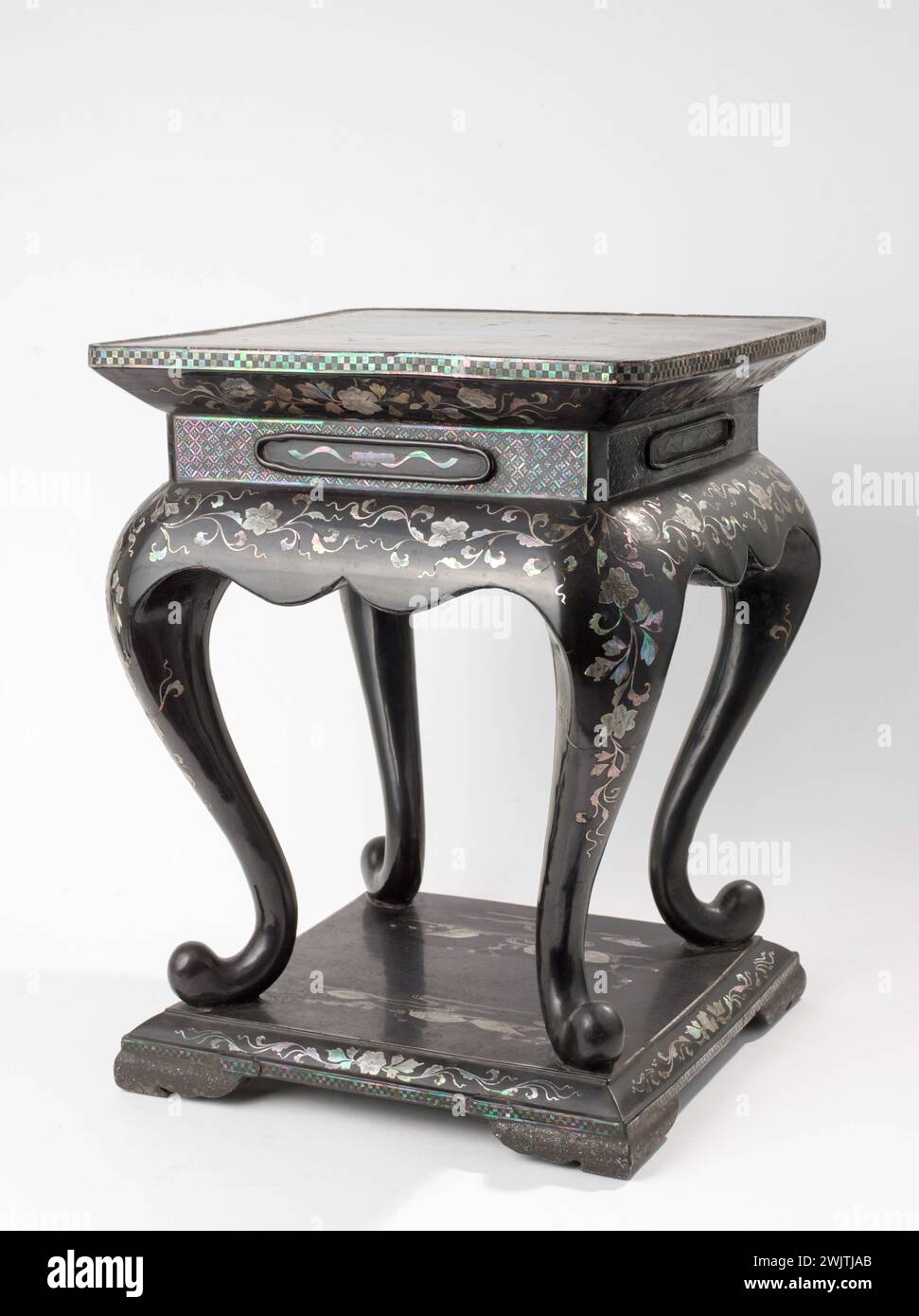 Petit Guridon '. Japon. Bois (bne, nacre). Paris, Muse Cernuschi. Petit guide sur l'art asiatique, l'art extrême-oriental, l'art japonais Banque D'Images