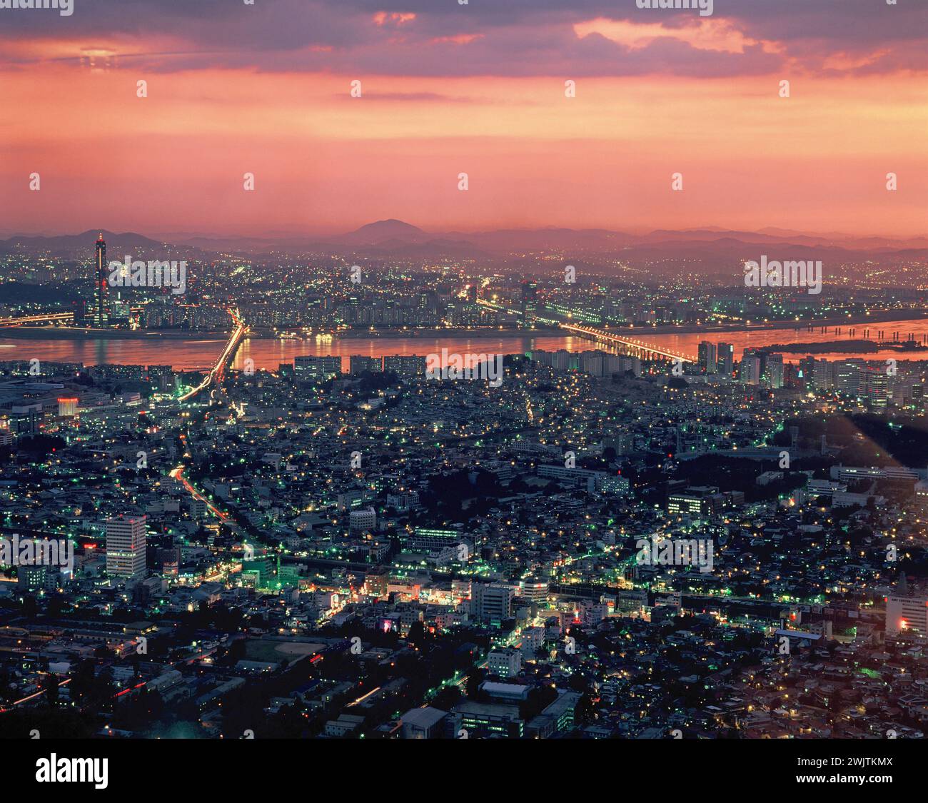 Corée du Sud. Séoul. Vue d'ensemble de la ville avec la rivière Han au crépuscule. Banque D'Images